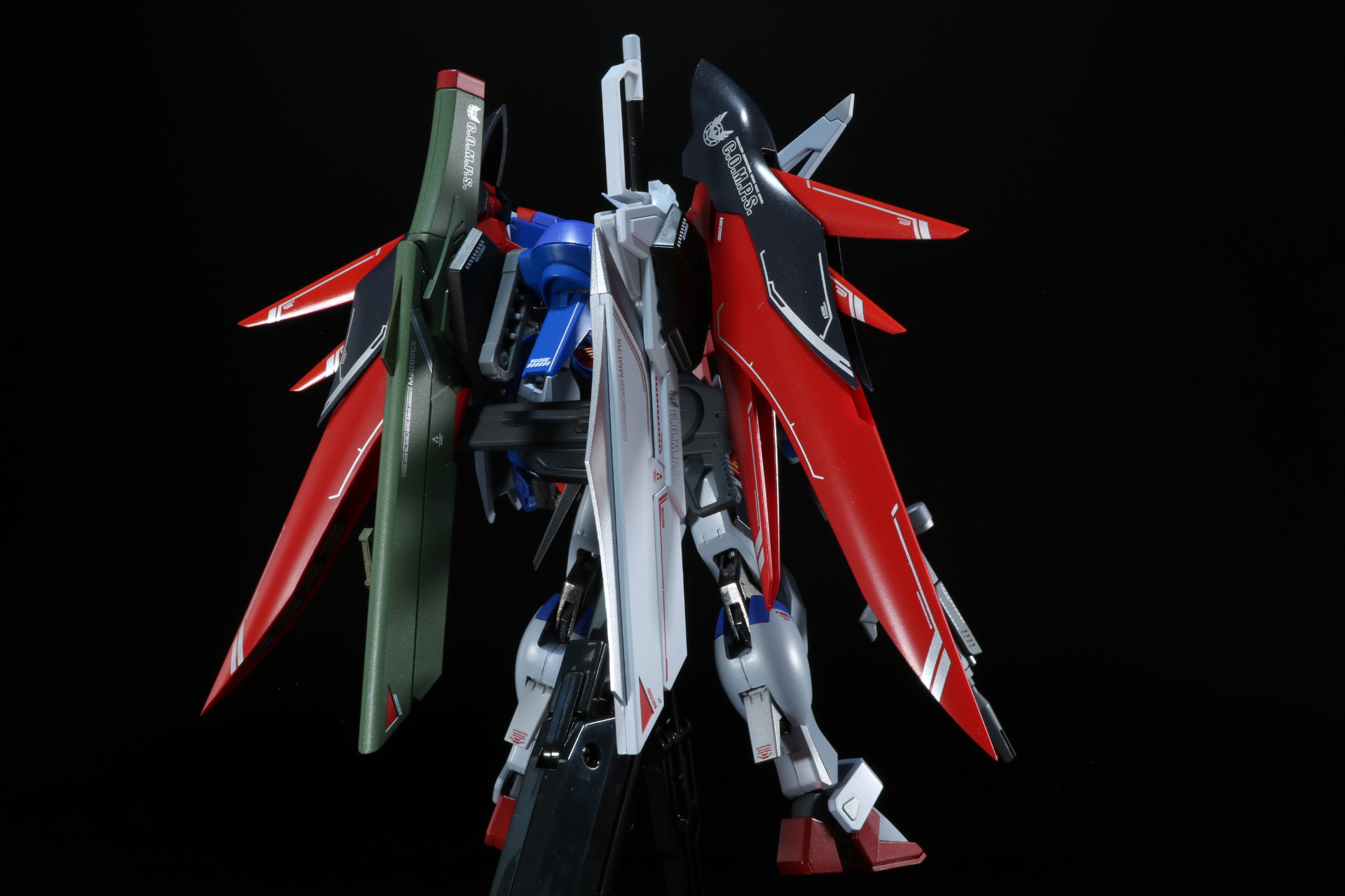 背面も「アロンダイト」、「高エネルギー長射程ビーム砲」を背負った迫力ある印象