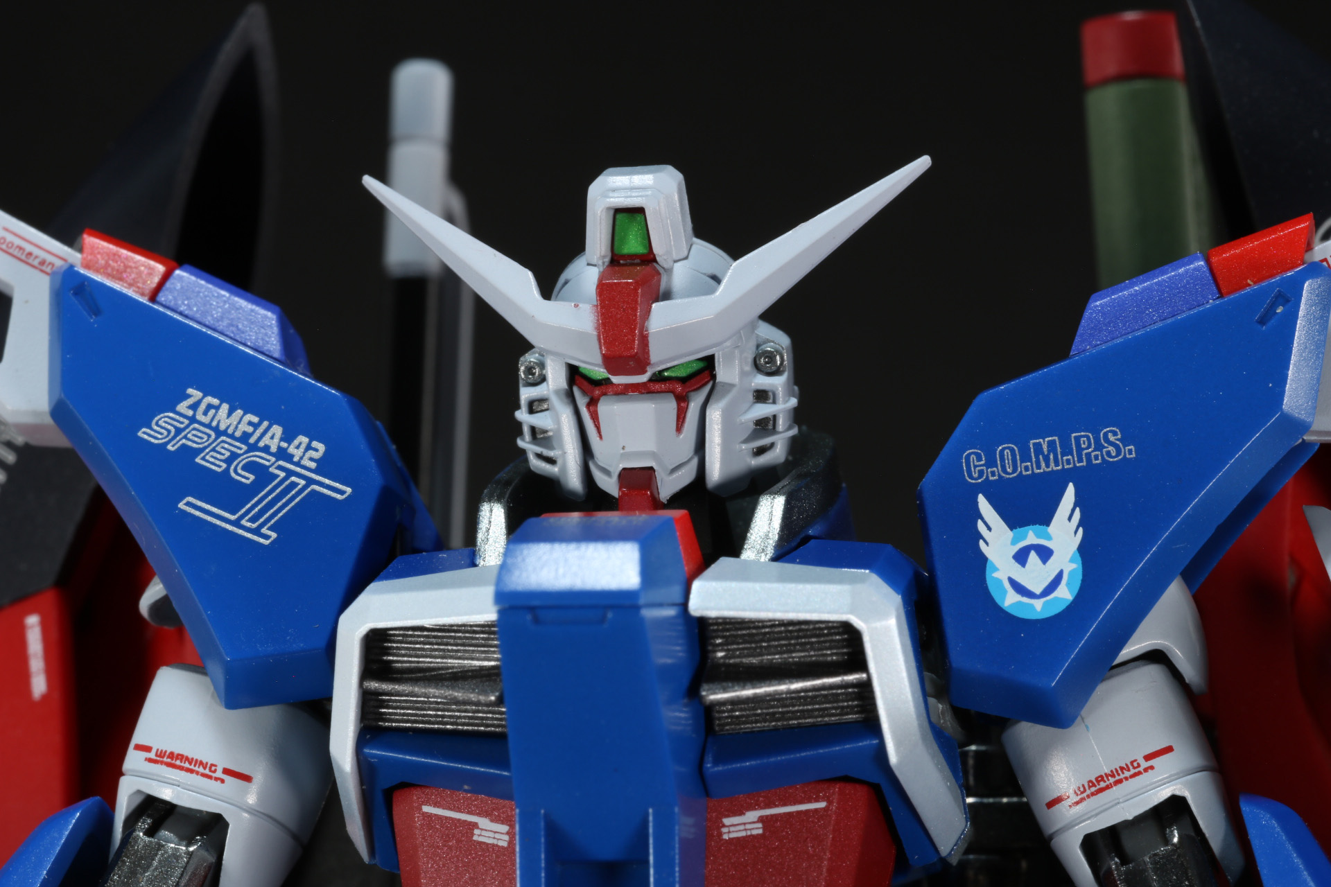 頭部の赤い縁取りやバルカンなども細かく色分けされている