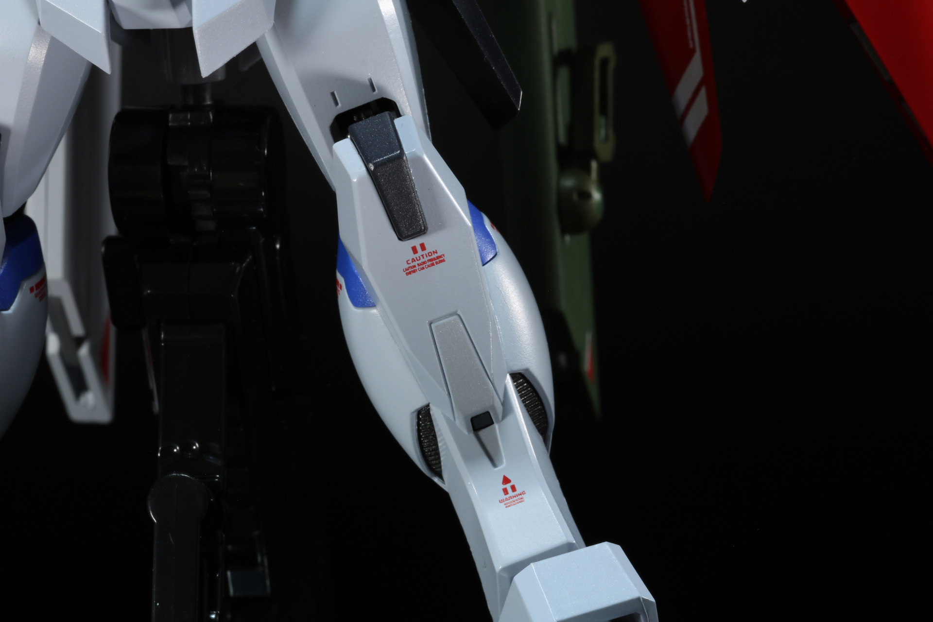 脚部は細めのシルエット