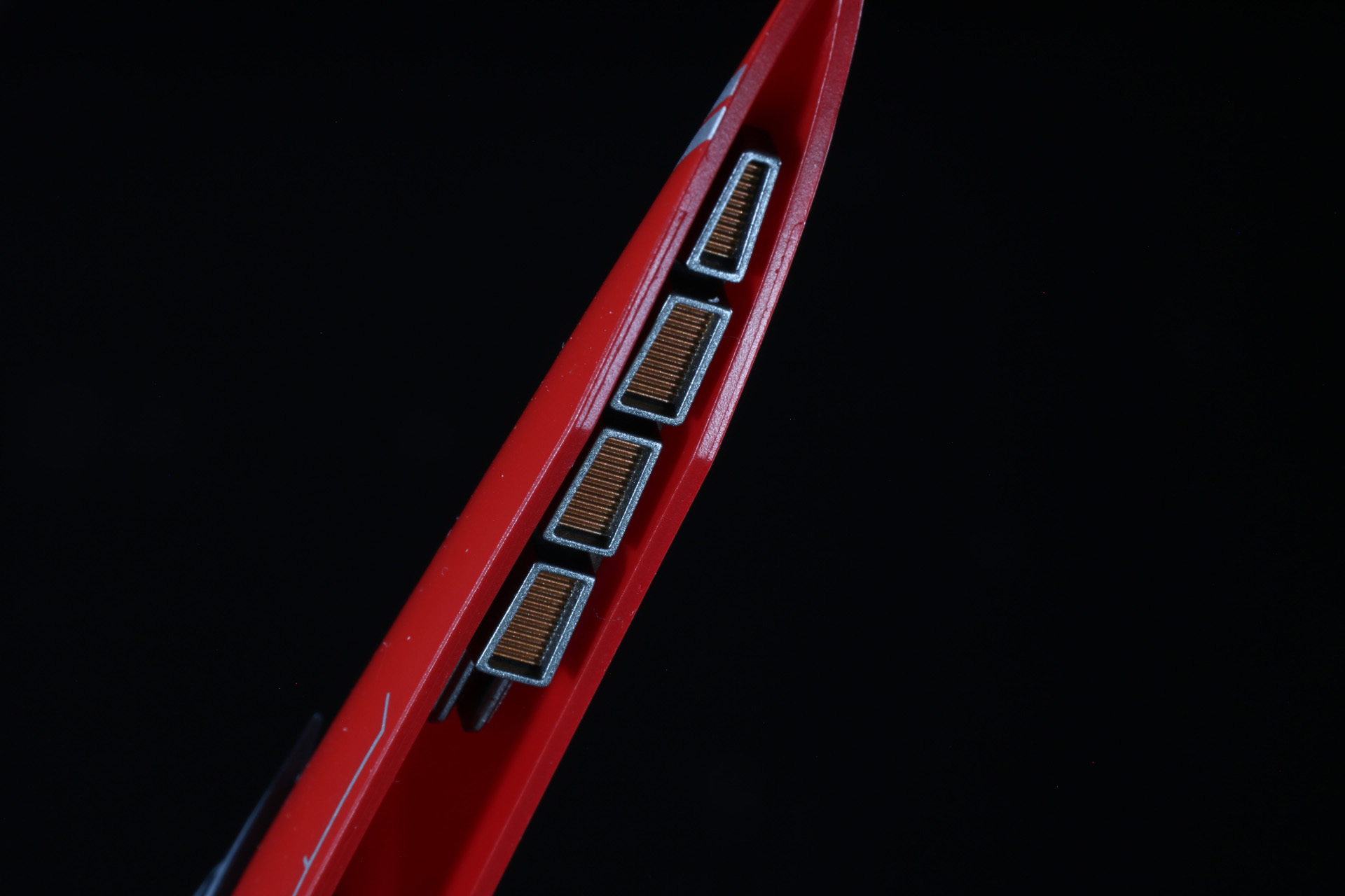 翼の内側に備わっているスラスターも細かく色分けされている