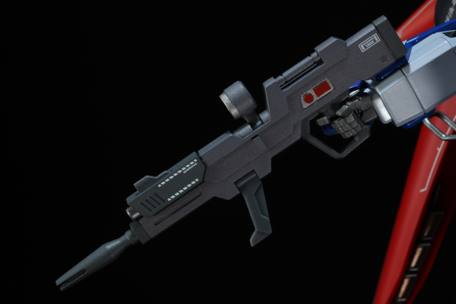 「高エネルギービームライフル」はフォアグリップ、照準器が可動。銃身もメタリックな色合い