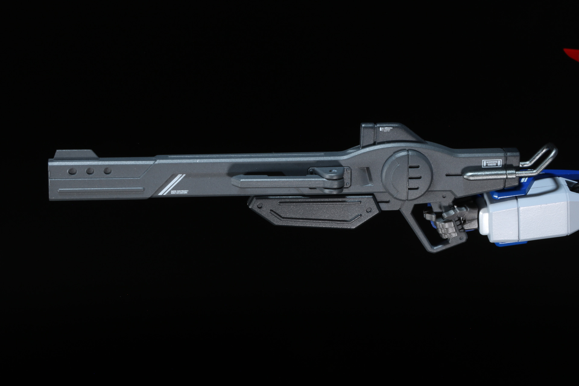 新規武装の「レールガン」は武骨なデザインで大きめのサイズとなっている