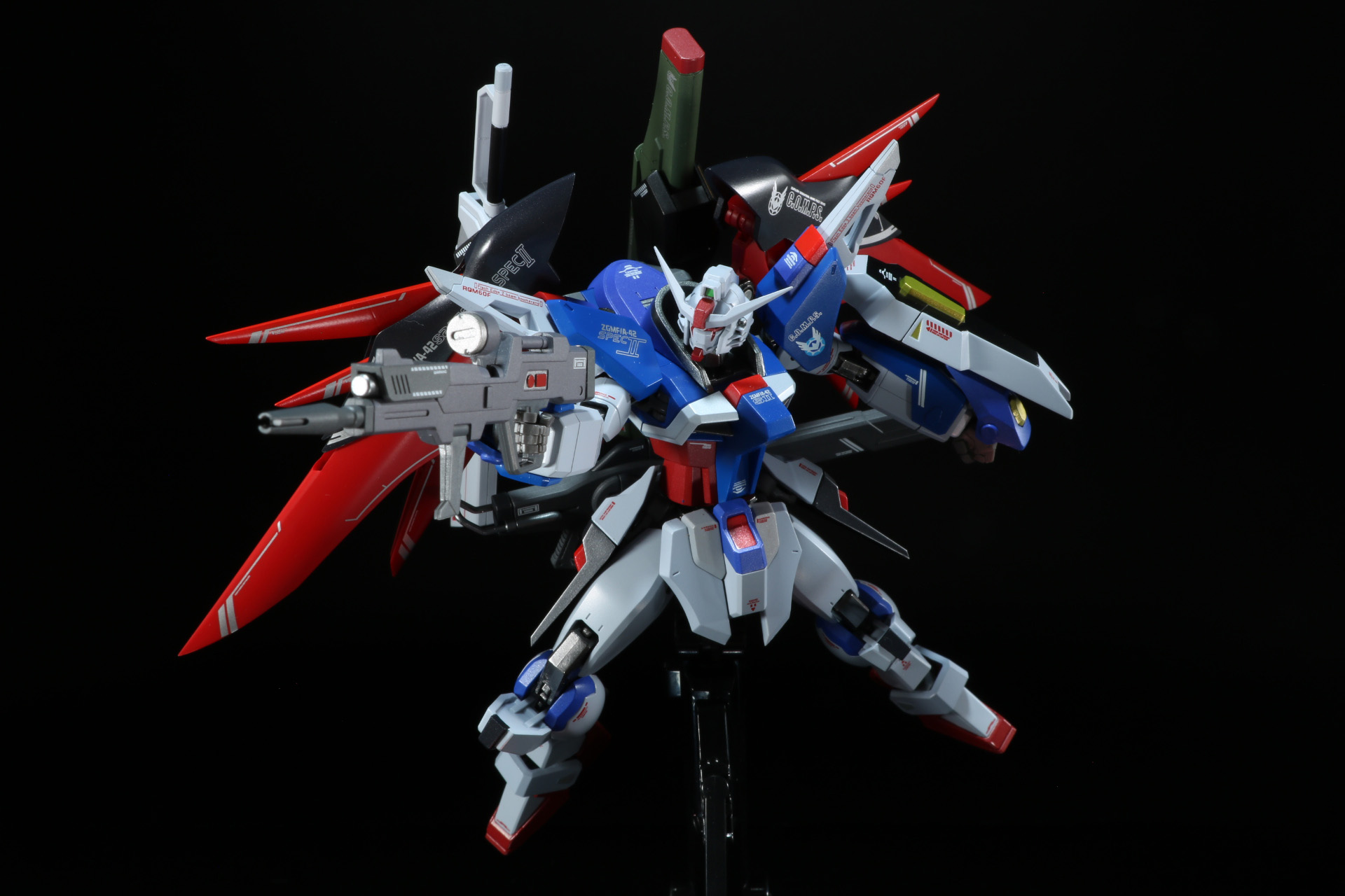 「高エネルギービームライフル」でのアクションポーズ