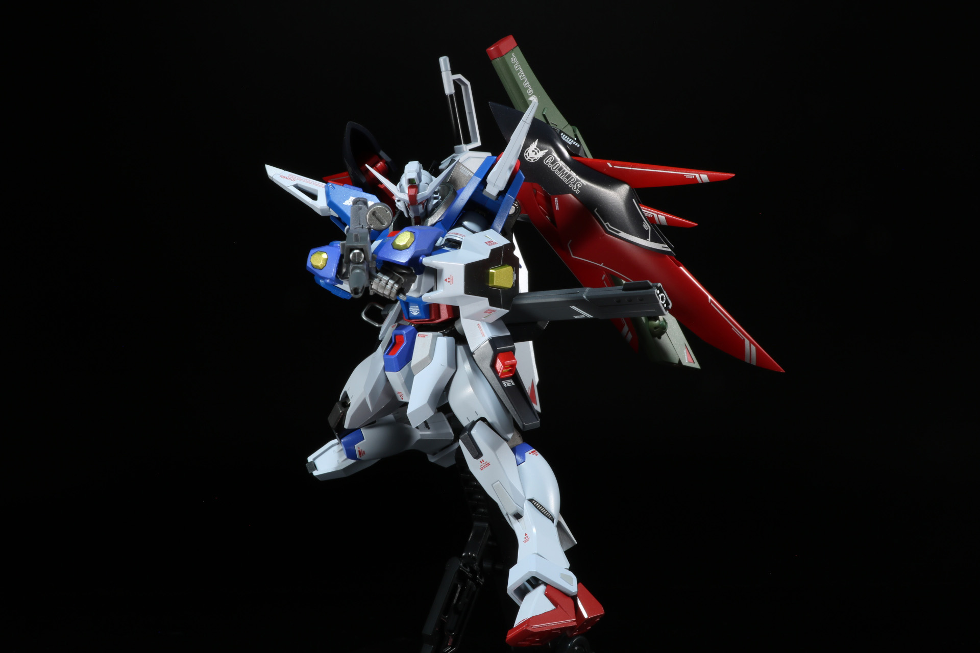 フォアグリップの展開で両手により射撃姿勢も可能