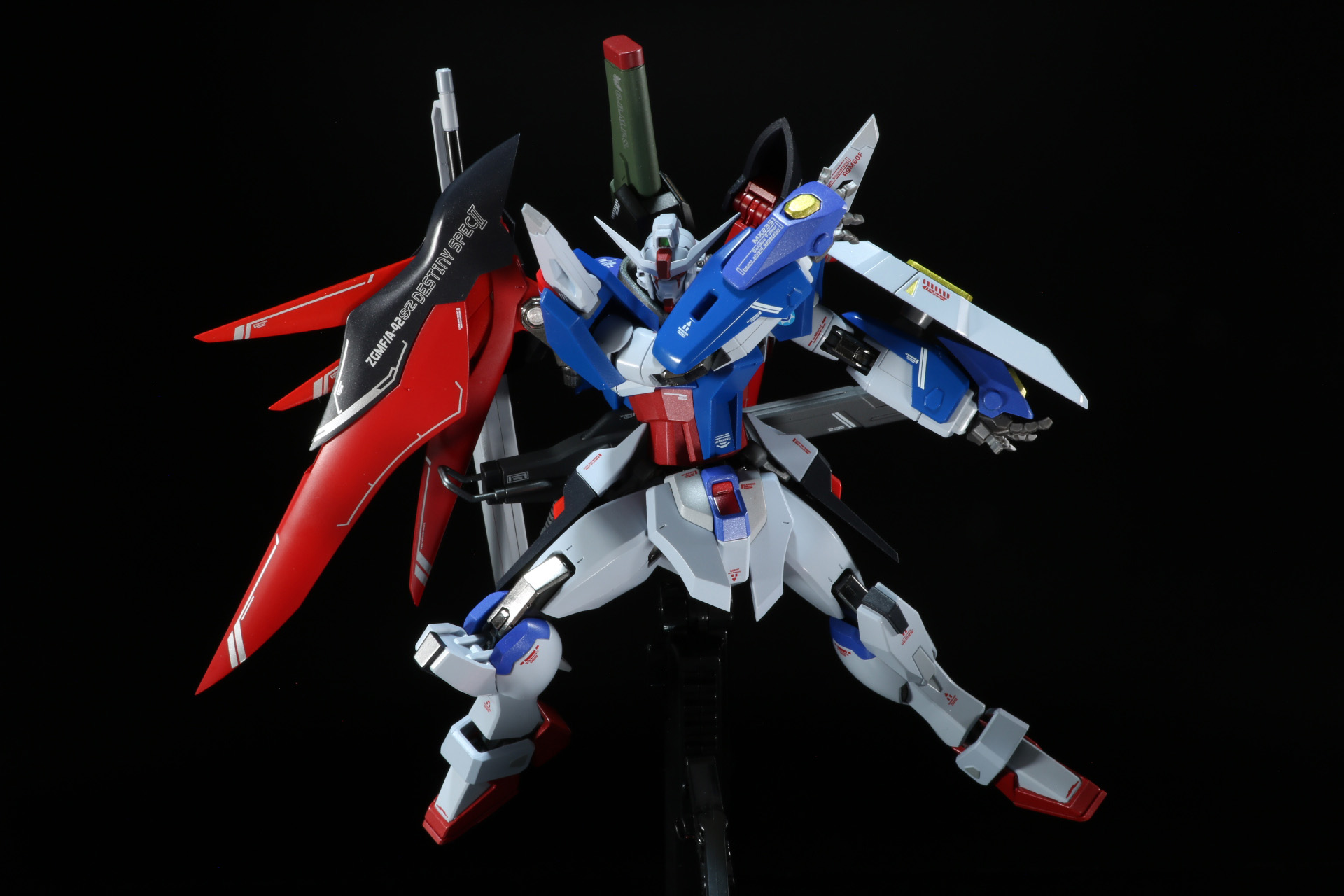 肩部の「フラッシュエッジ2 ビームブーメラン」にマニピュレーターを伸ばす