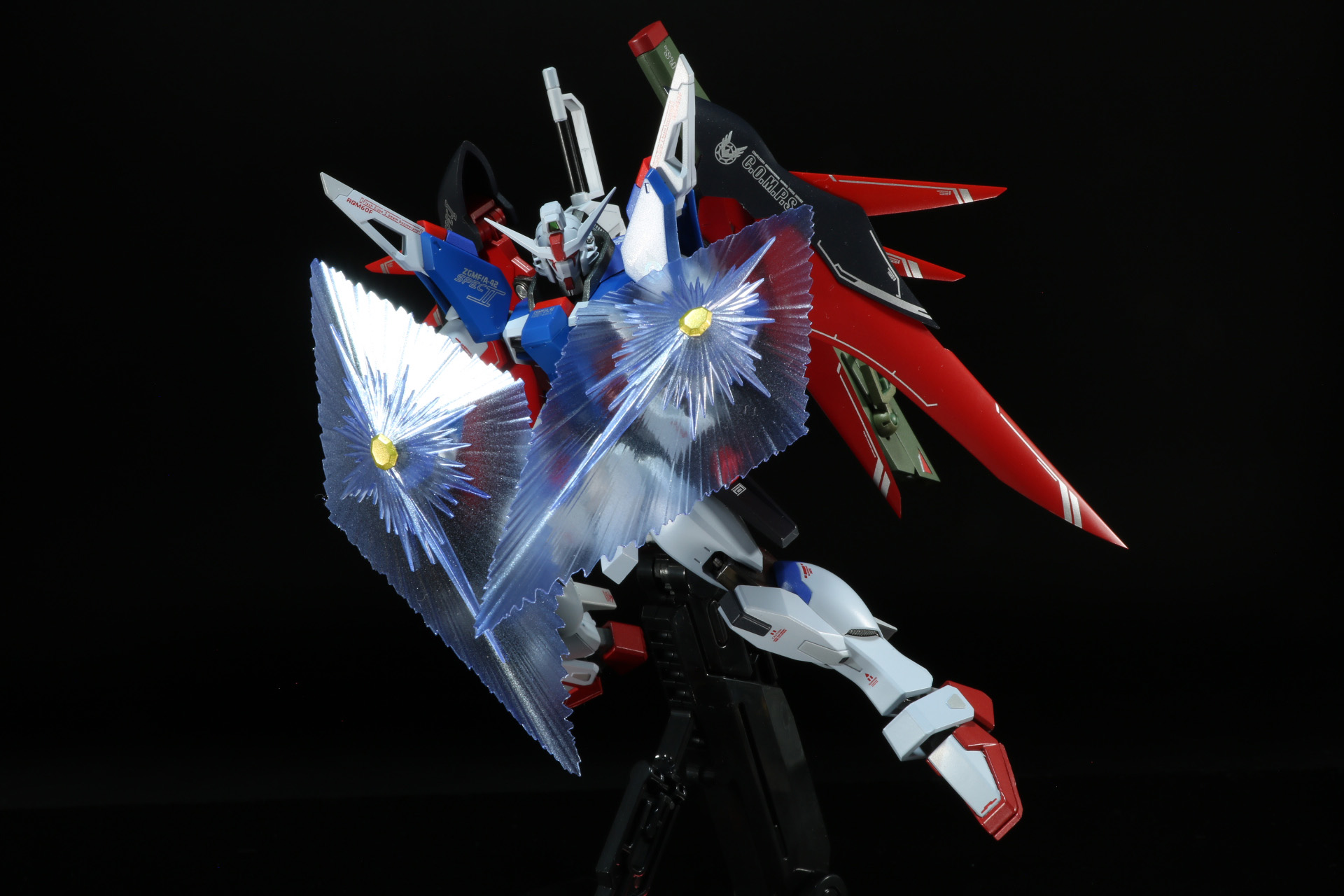 手甲部のパーツを差し替えることでビームシールドの展開も再現できる