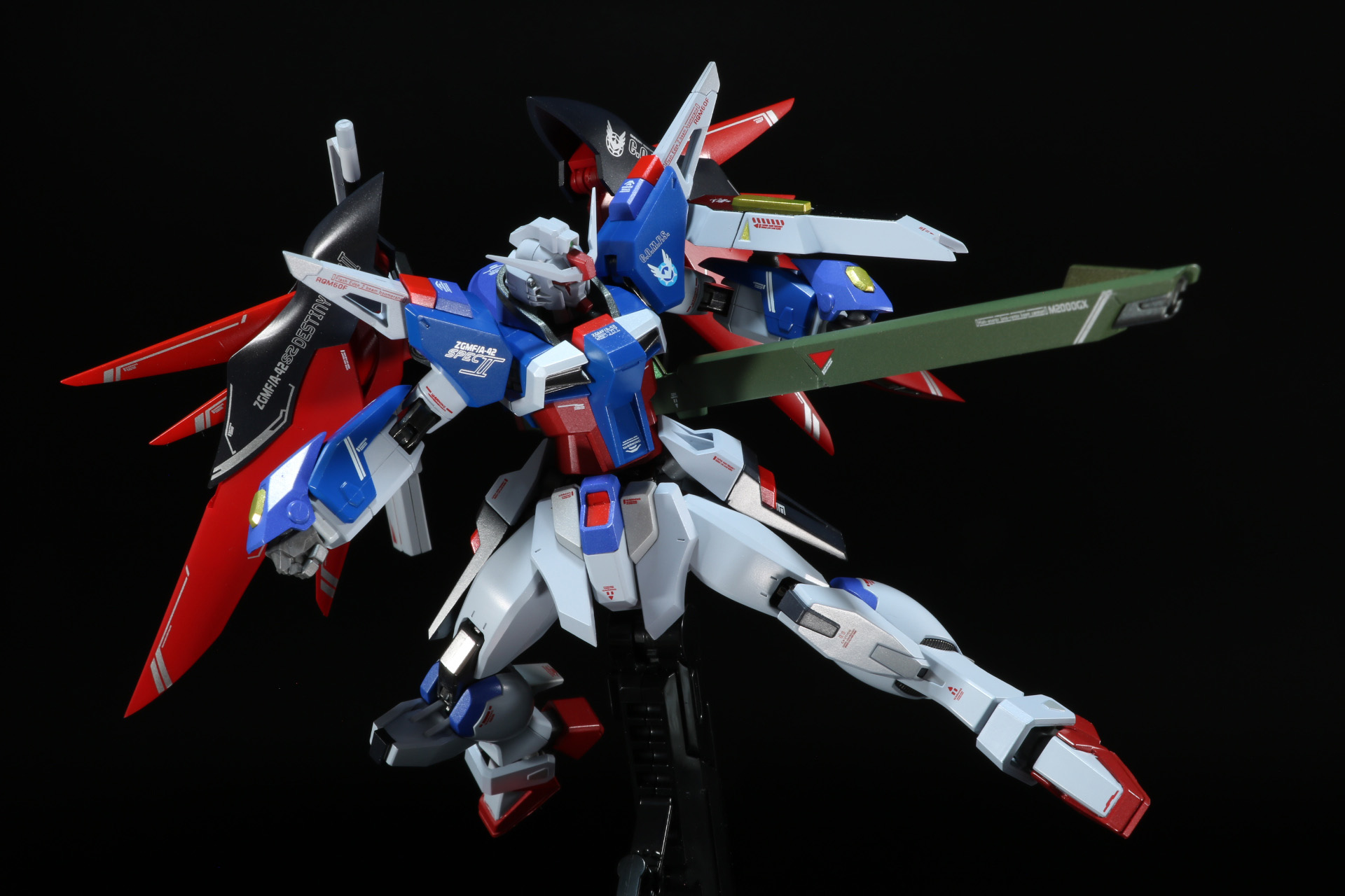 背部のアーム可動によって「高エネルギー長射程ビーム砲」を前面に展開