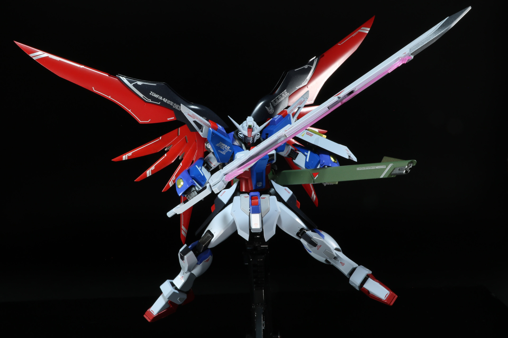 「高エネルギー長射程ビーム砲」とともに構えれば迫力ある姿に