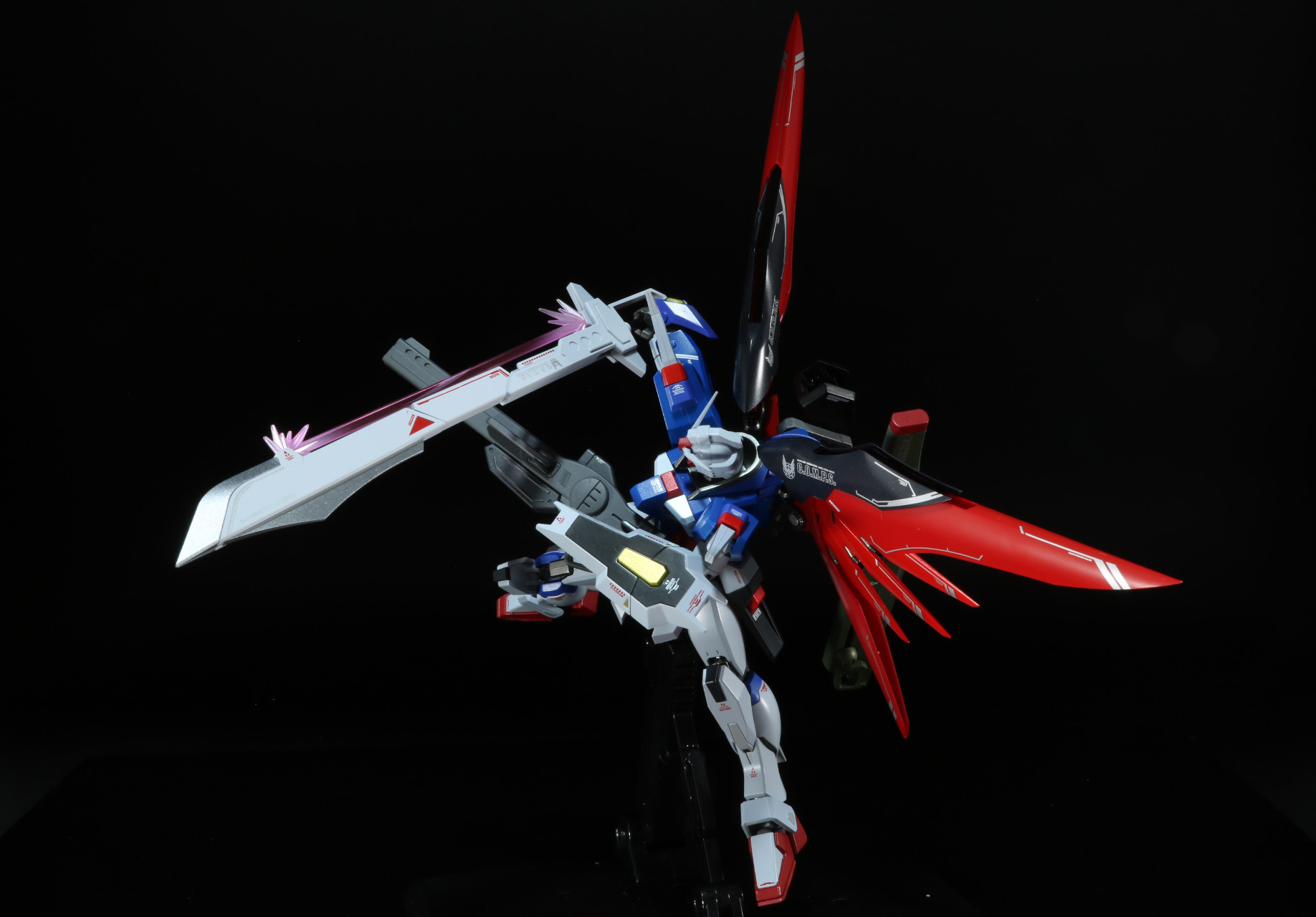 劇中の背後を取る敵への「レールガン」射撃アクション再現