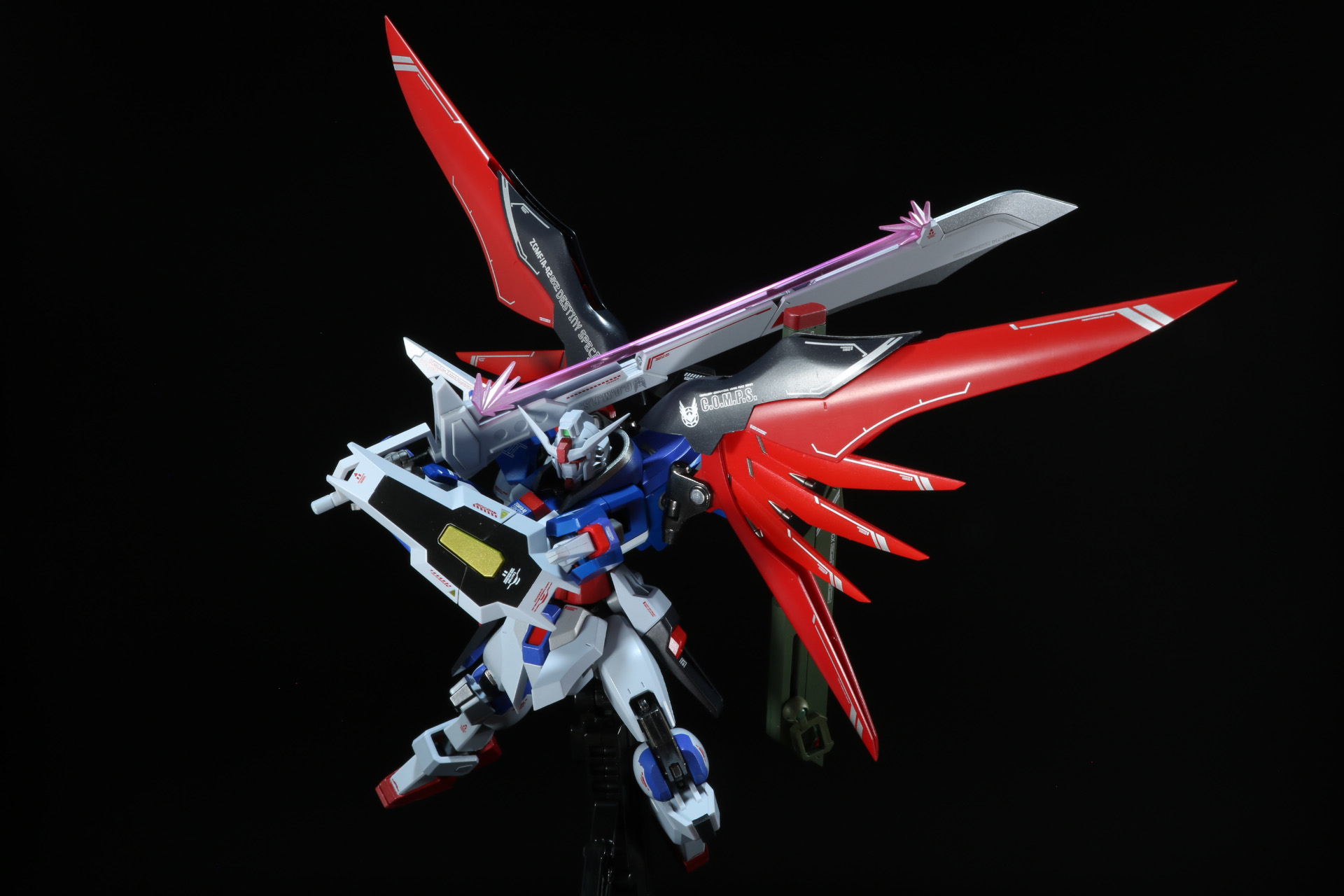 肩に担いで突進するポーズ