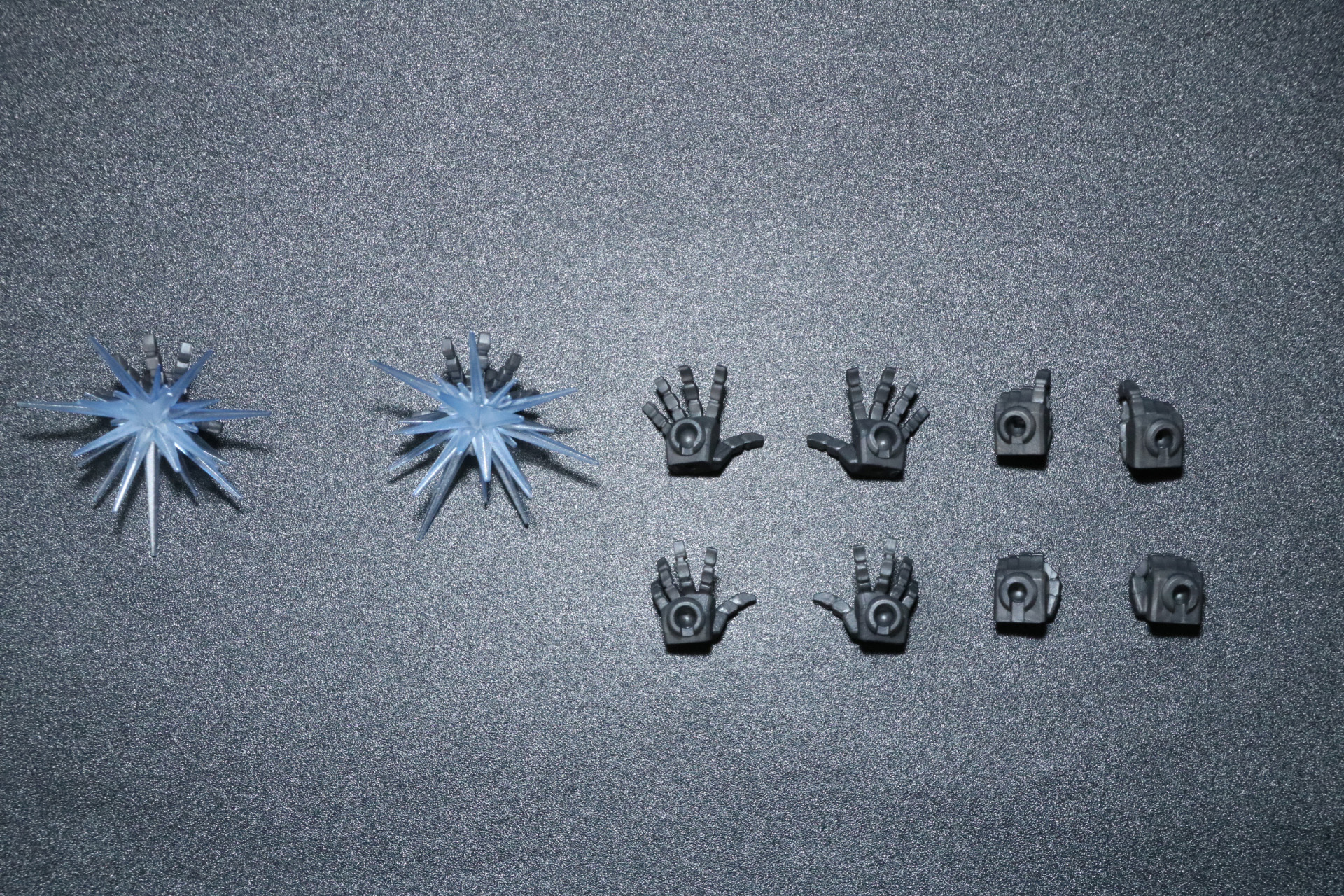 交換用手首。武器の握り手、開き手のほか「パルマ・フィオキーナ」エフェクト付きの手が付属している