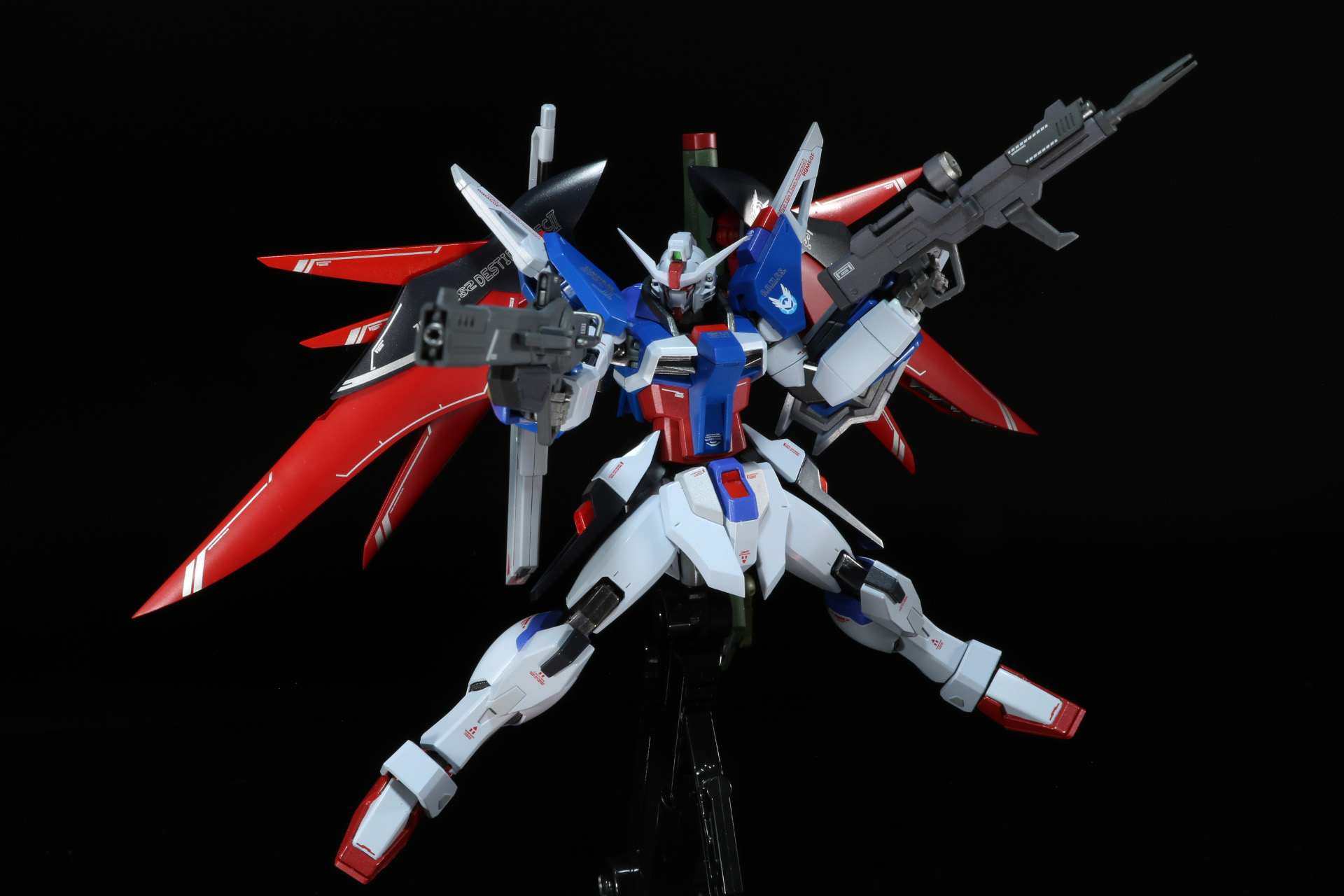 「高エネルギービームライフル」と「レールガン」の2丁持ち