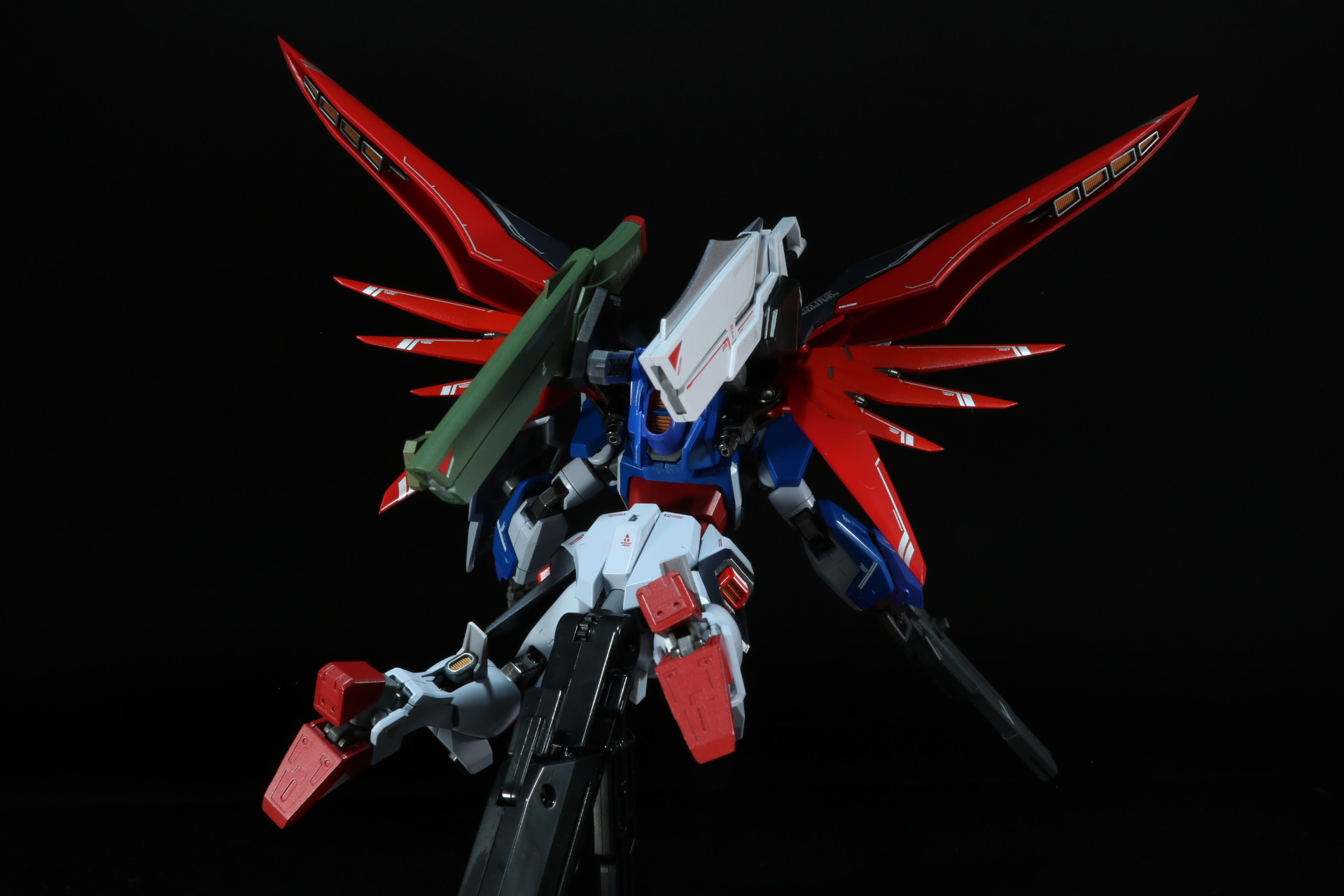 翼を展開した高機動も脚部やサイド・アーマーのスラスターも合わさって後ろ姿もカッコイイ