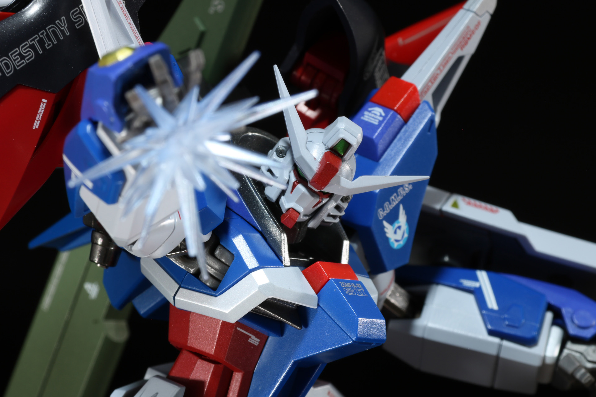 翼を展開した高機動も脚部やサイド・アーマーのスラスターも合わさって後ろ姿もカッコイイ