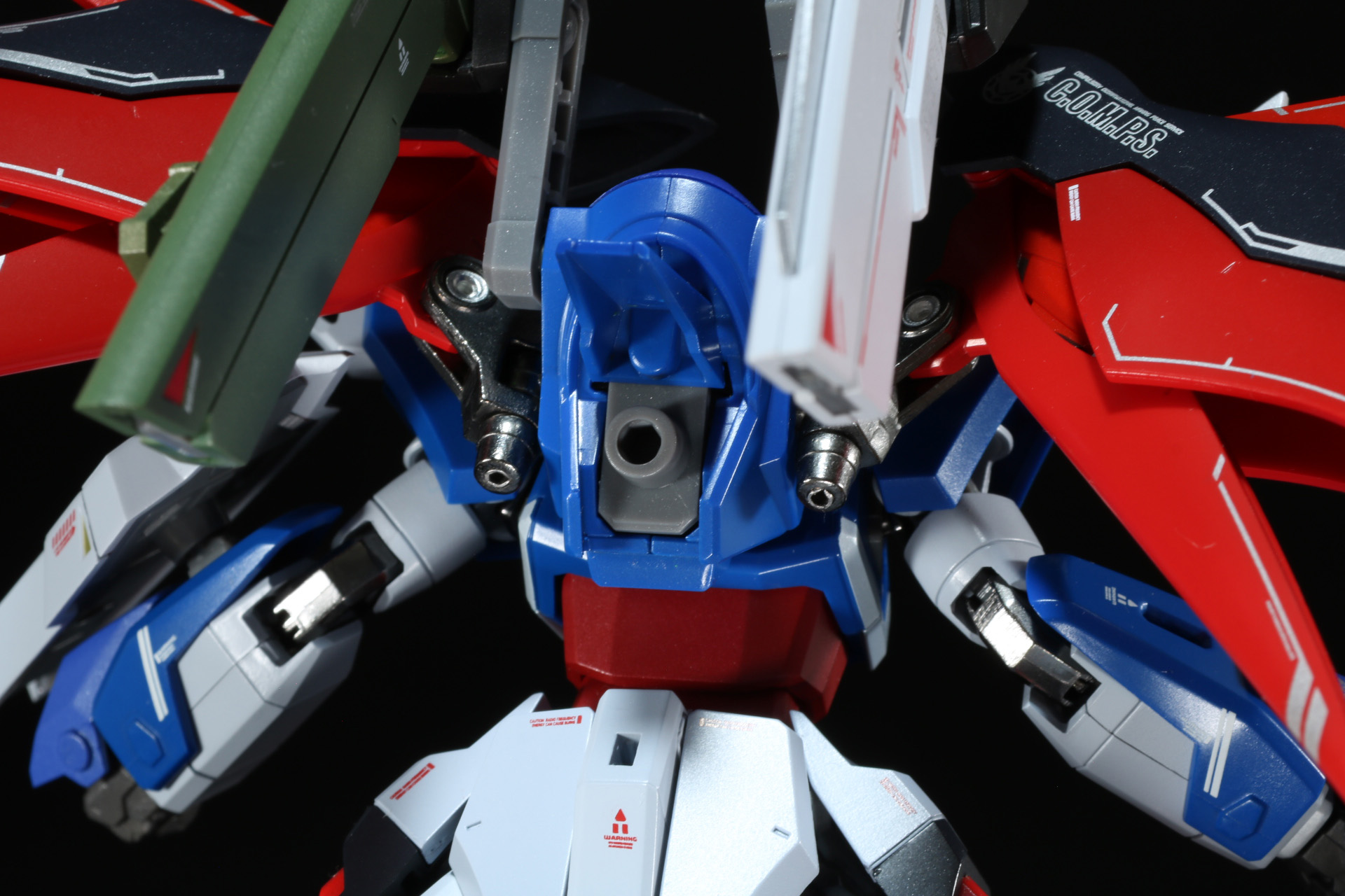 バックパックのスラスター部分は取り外しができ、台座の軸受けが設けられている