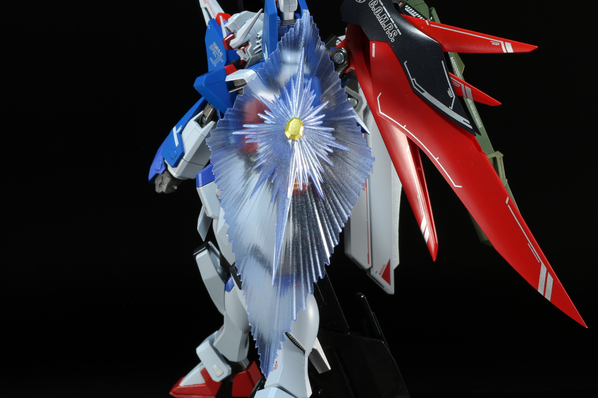 手甲部分のゴールドパーツを差し替えることで「ビーム・シールド」展開が再現できる