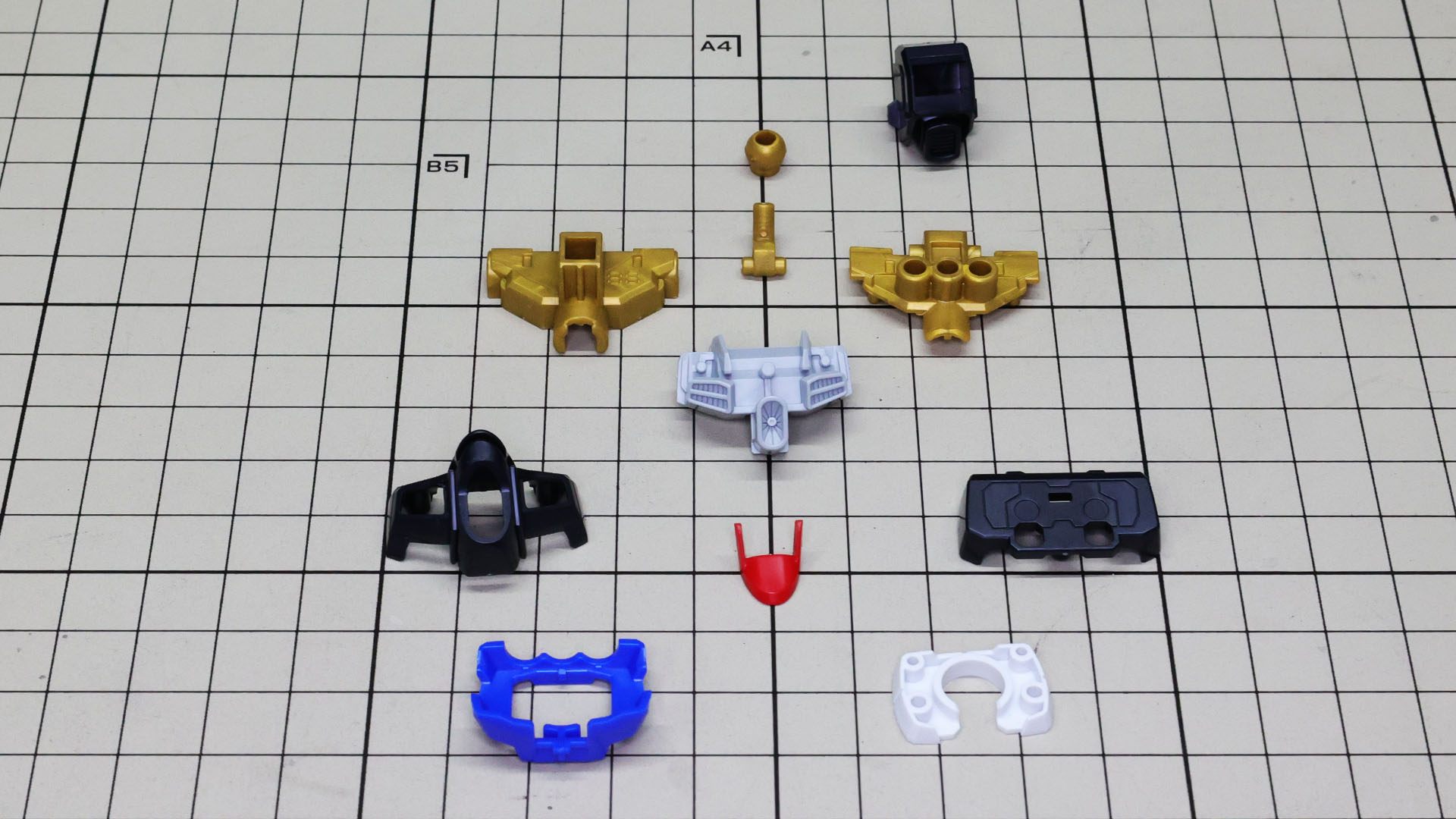 金色のフレームをコアに各カラーごとになるべく少ないパーツで構成された胴体部のパーツ群
