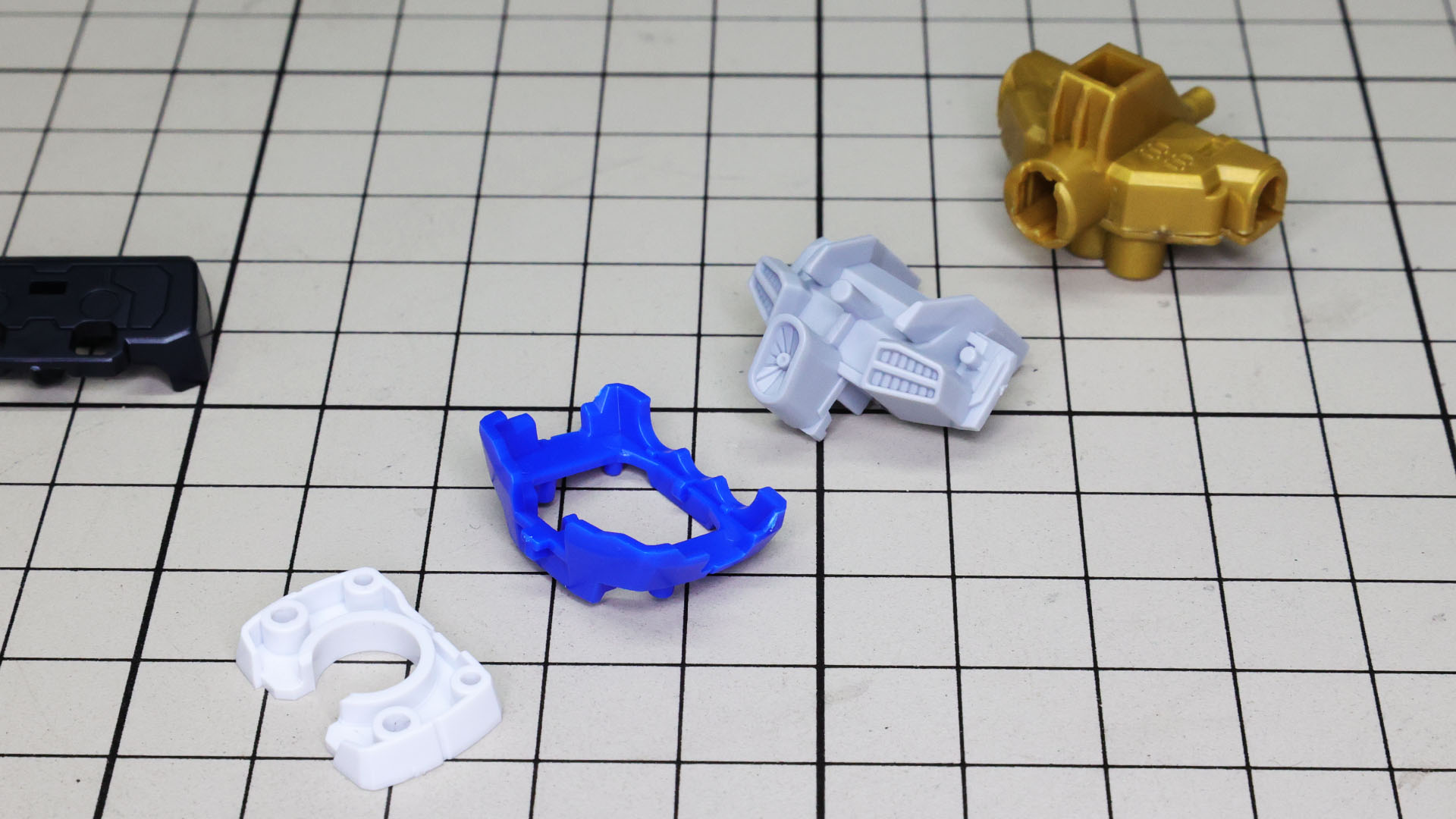 胸部のダクトやビーム砲がモールドされたメカフレームを組み込みます