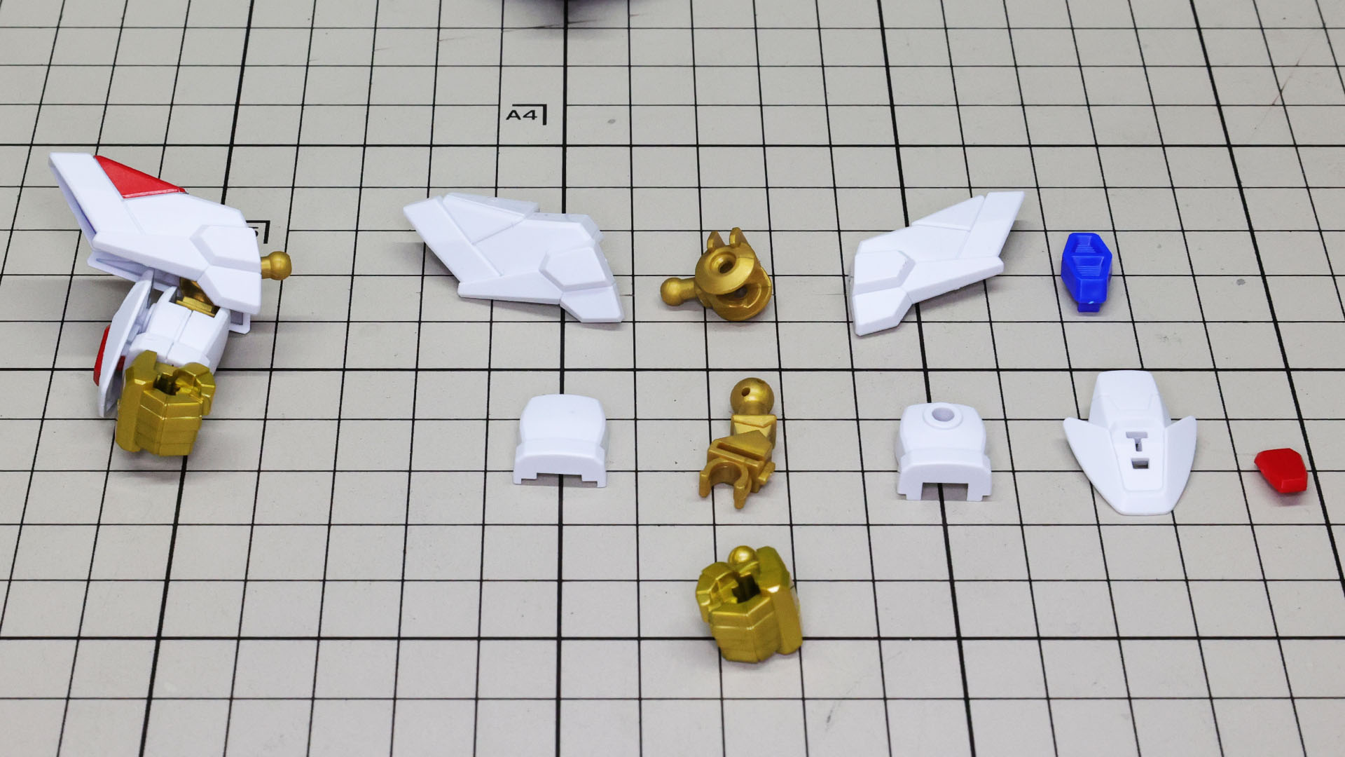 右腕は既に組んであります。金色のフレームは各部ボールジョイントでつながります