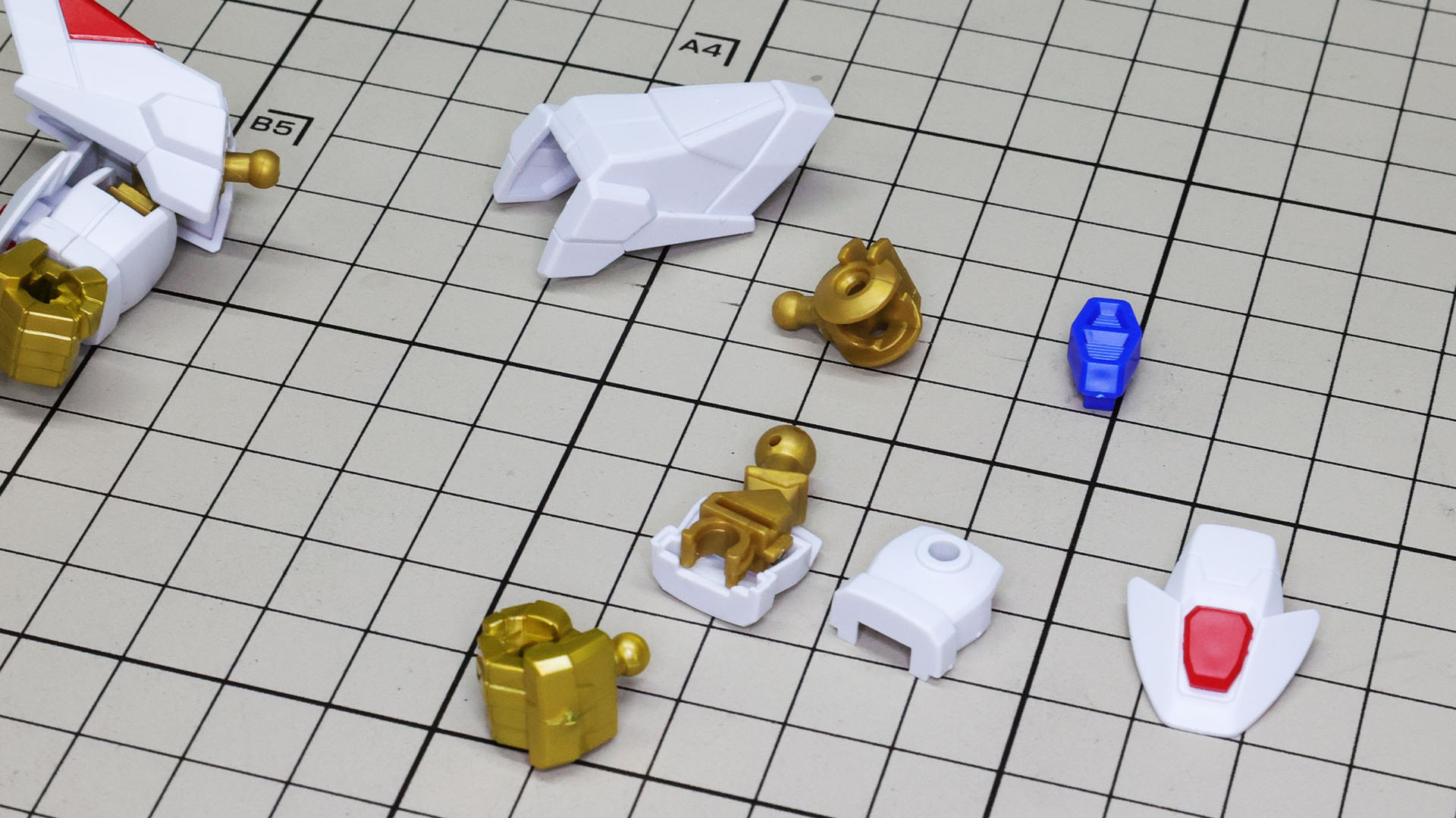 前腕部の装甲の中にフレームを組み込みます