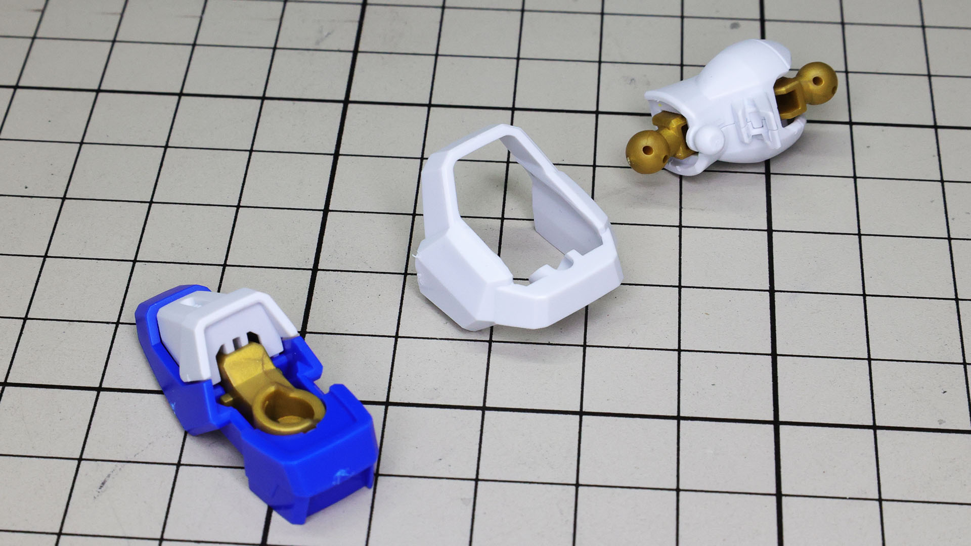 脛下装甲の中にフレームを組み込み、まずアンクルアーマーをアキレス腱の位置にあるボールジョイントに接続します
