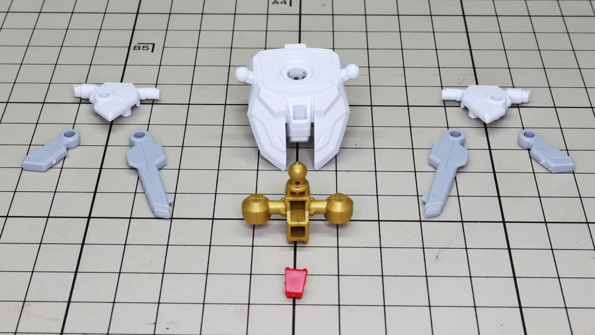 パーツはたったこれだけ！股間フレームを腰部パーツの中に組み込みます
