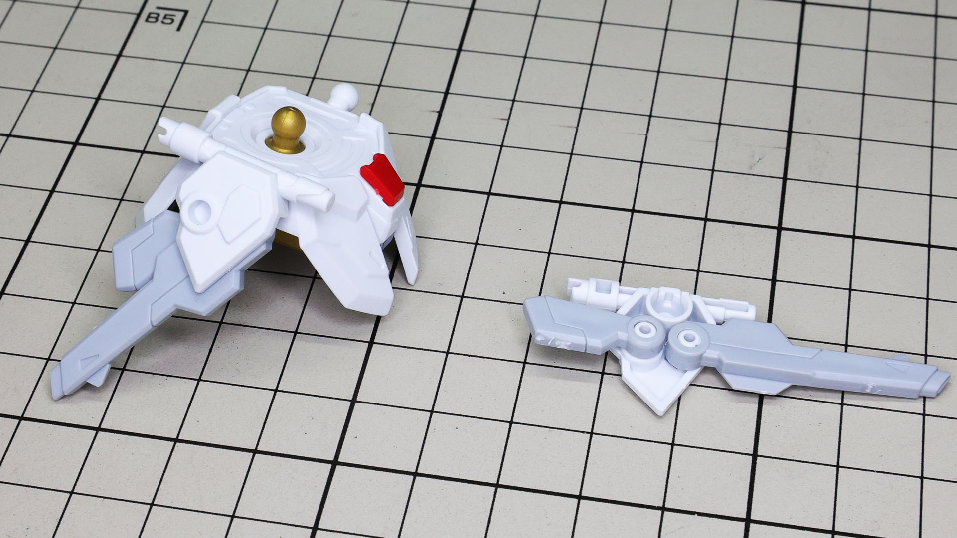 両腰のレールガンは設定どおり装甲の中で前後に展開できます。ビームサーベルは一体成型となっています