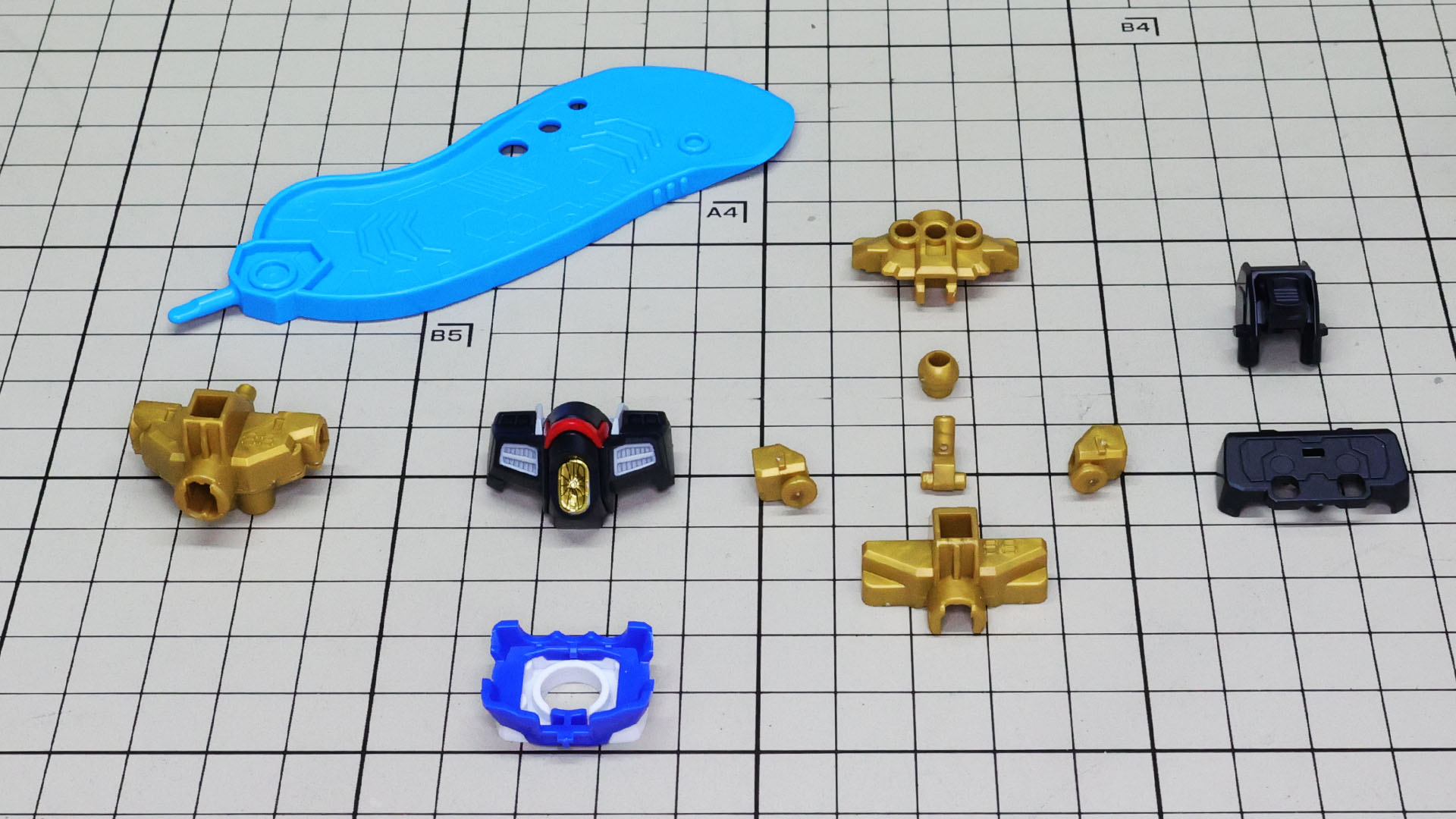 まずは胴体部から組んでいきます。SDフレームから外した装甲パーツをCSフレームに組み付けていきます。パーツを外すには「BANDAI SPIRITS パーツセパレーター」（左上）が便利です