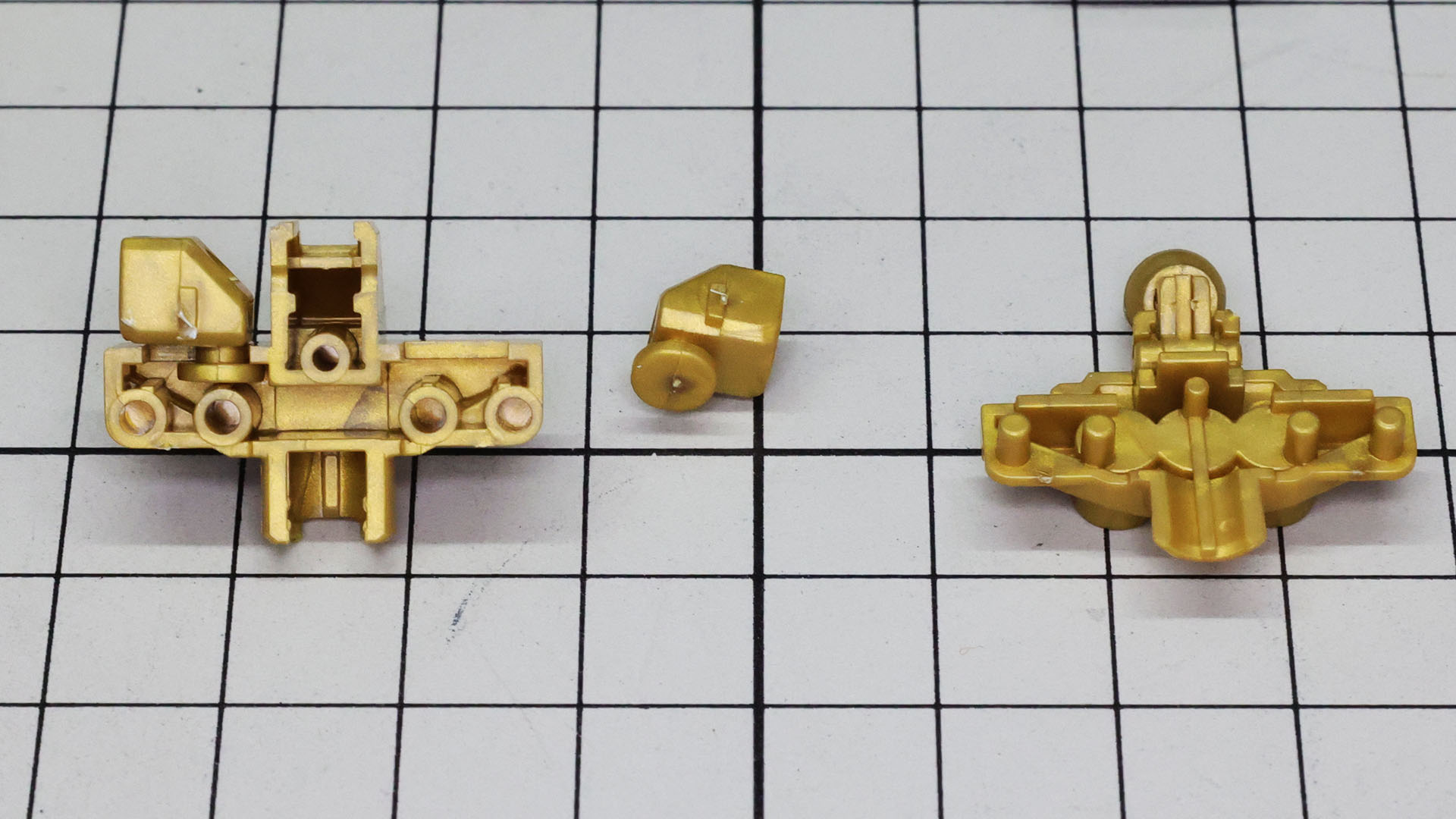 CSフレームの胴体部には前後に回転してスイング可動する肩パーツが組み込まれます