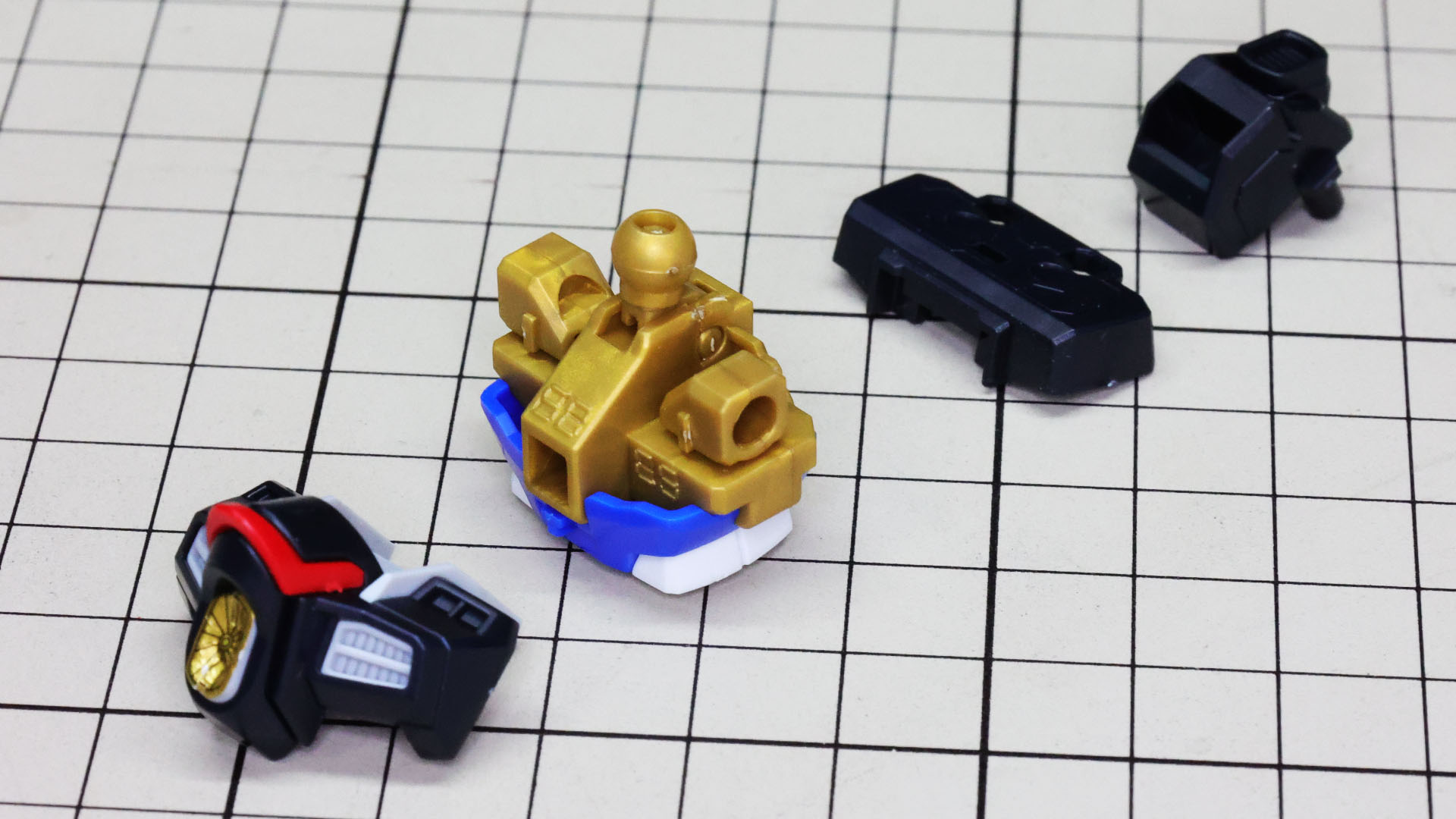 組んだフレームに装甲パーツ類を組み付けていきます