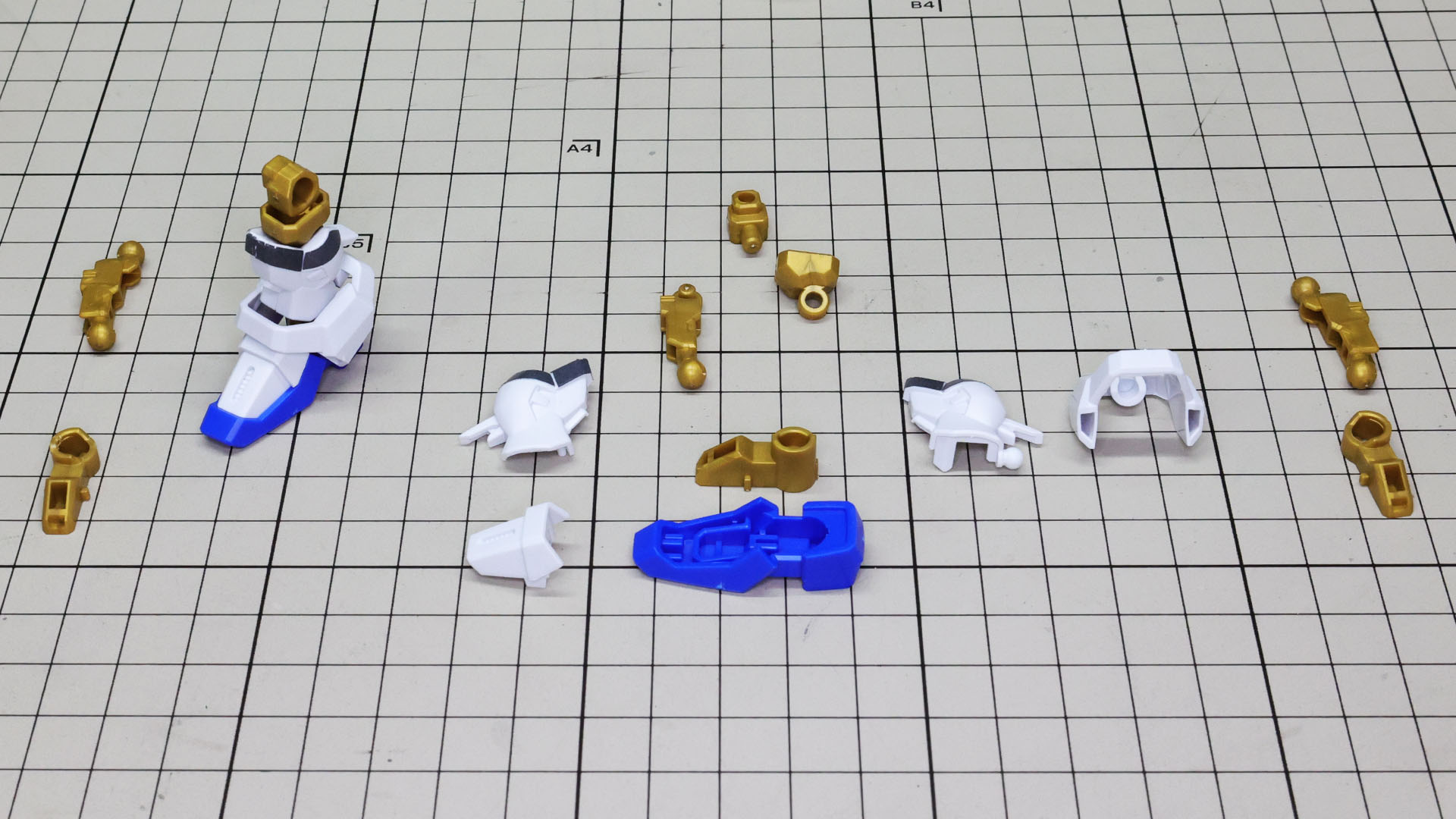 脚部も膝関節が加わりますし、ソールに組み込むフレームもちょっとだけ高さがあるパーツが使われます