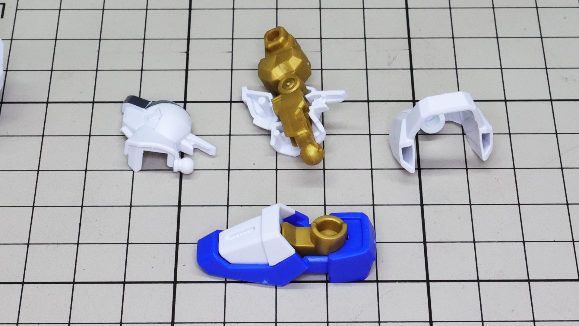 SD時と同様に脛下装甲の中にフレームを収めていきます