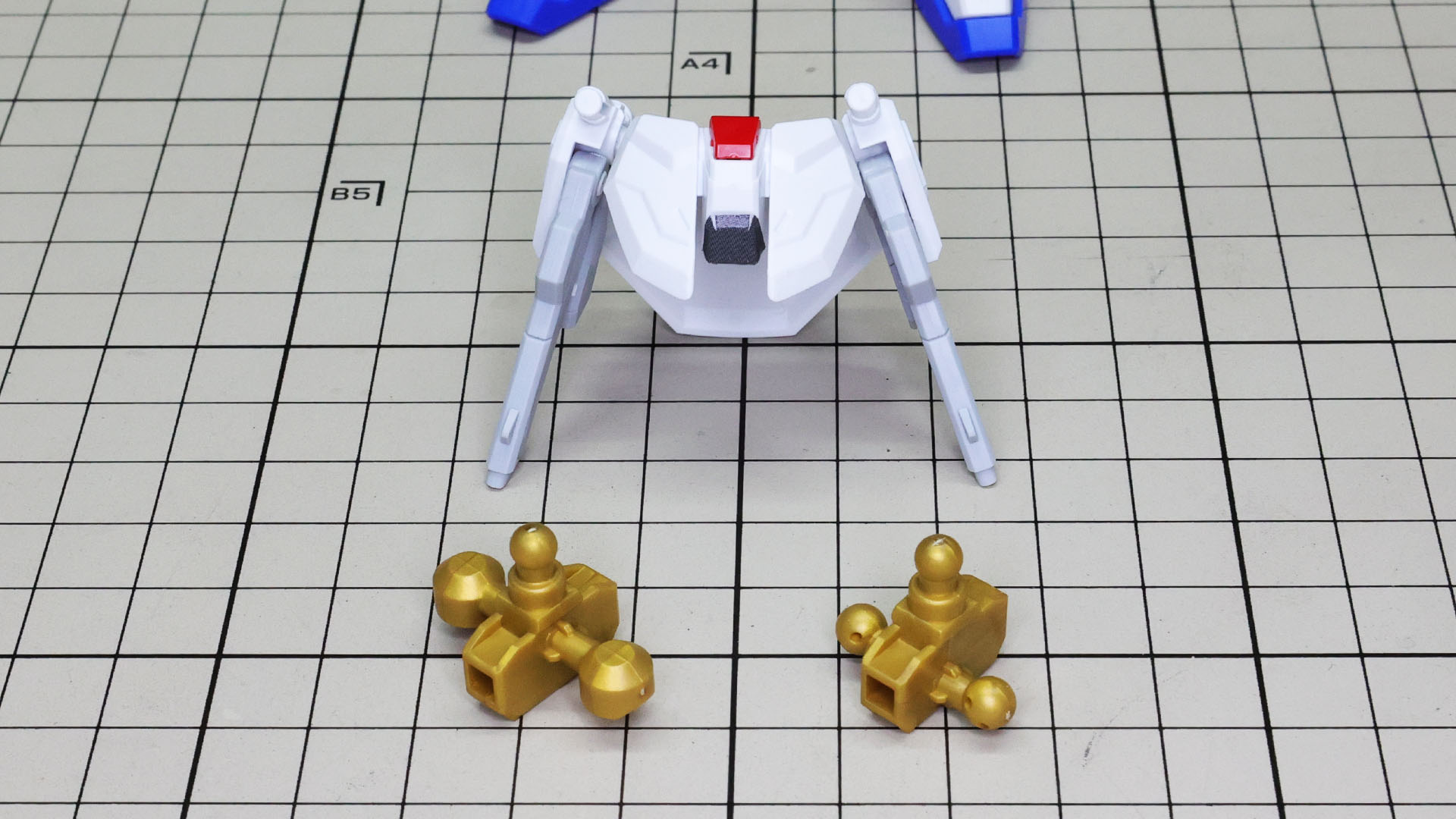 股間のフレームも接続方法が変わるのでSD（左）／CS（右）でパーツが異なります