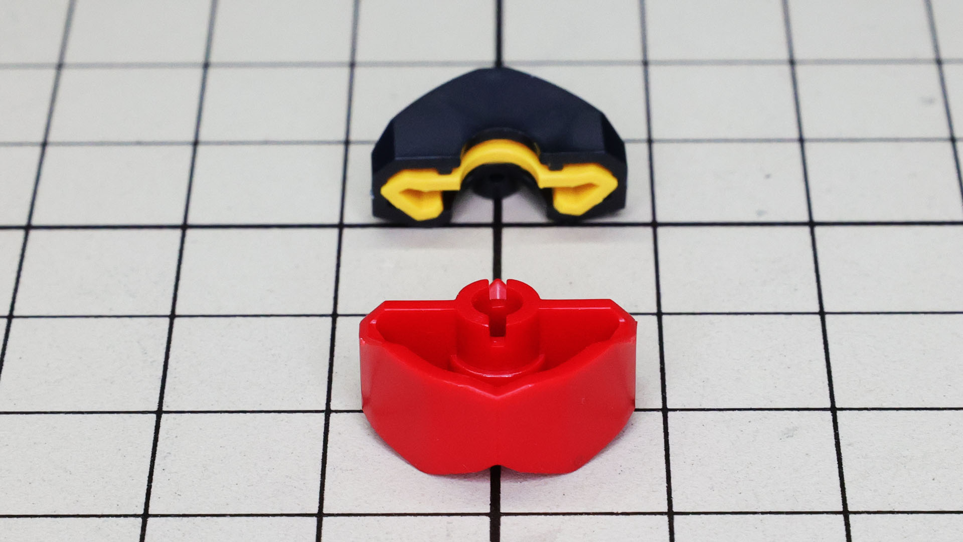 ツインアイは黒い縁取りパーツの中に黄色いパーツを組み込みます