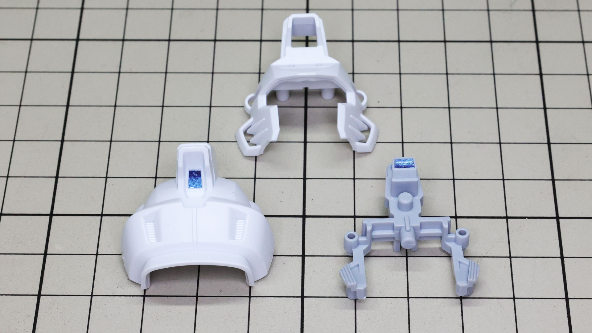 内部のフレームと各センサー部にシールを貼りこんでヘルメットを組み立てます