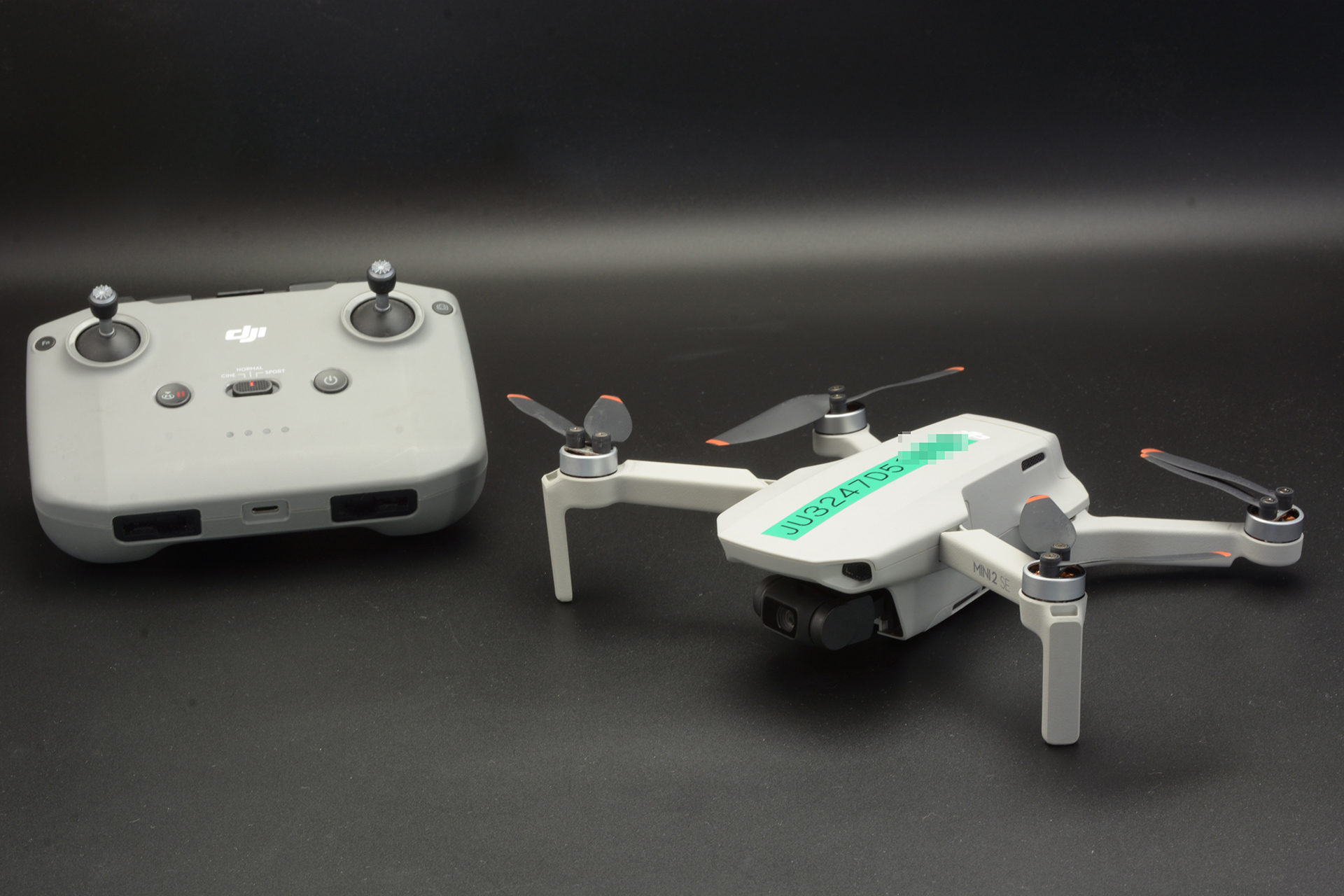 今回、筆者はDJIのドローン「DJI Mini 2 SE」を購入した。今回学んだことを実践し、安全に飛ばしてみたい