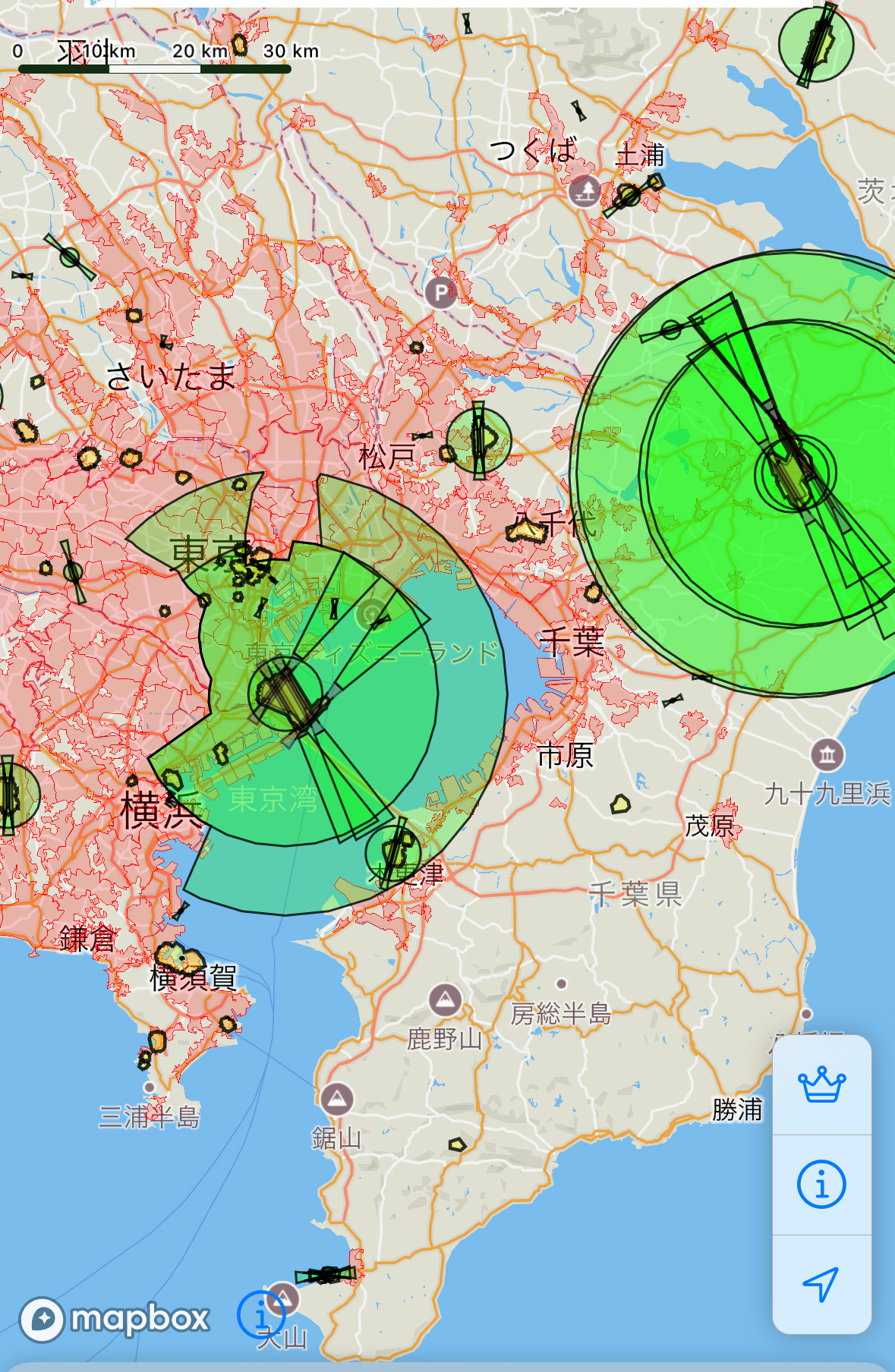 飛行禁止区域はアプリでも確認できる。画像は「ドローンフライトナビ」の画面。赤が人口集中地区、緑の円が空港だ。筆者が住んでいる千葉の東南部は飛行禁止地域外が多い