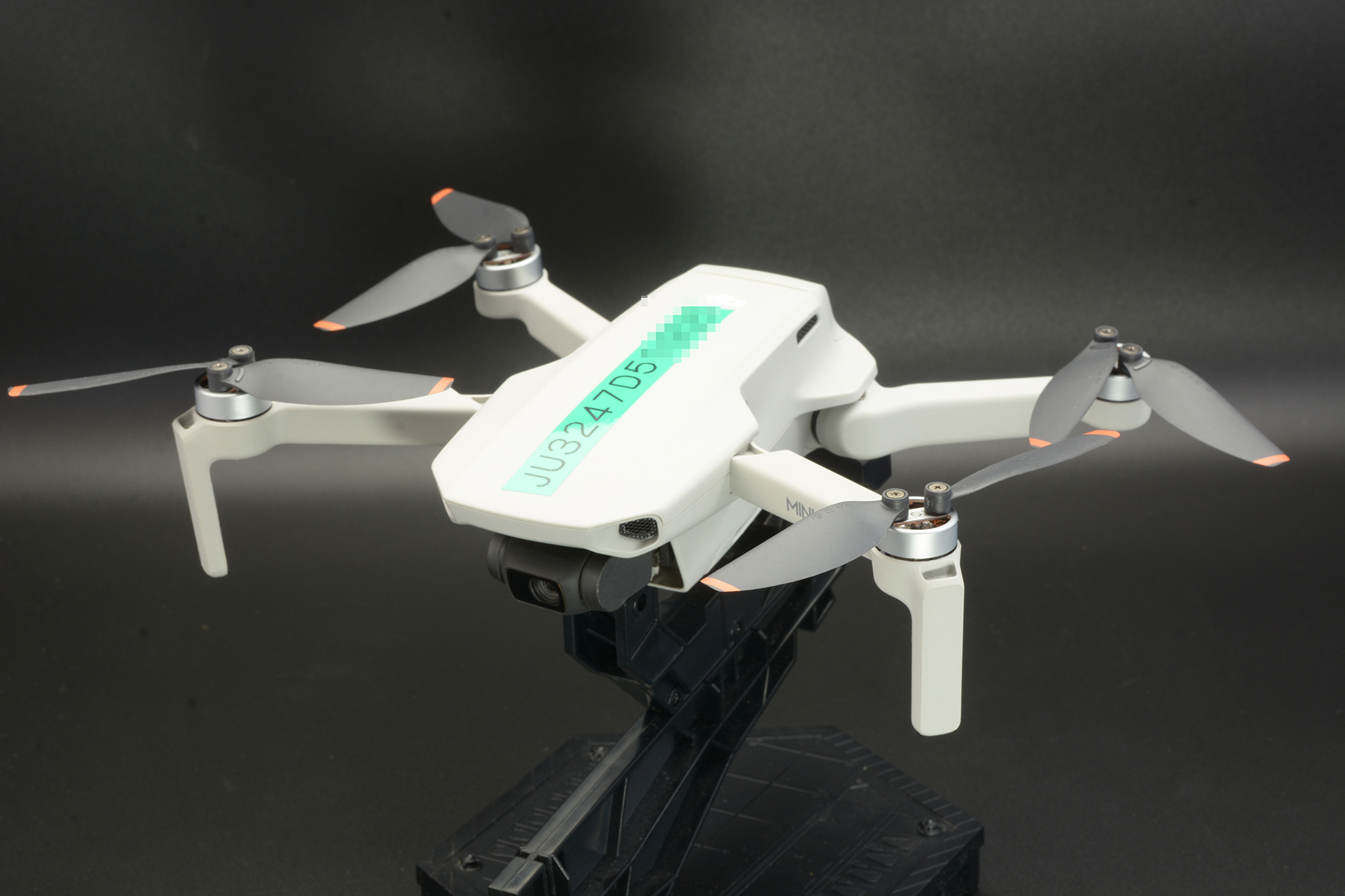 「DJI Mini 2 SE」は全長約20cm、重量は約249gと小型のドローンだが、空中で非常に安定した飛行性能を持つ優れた機体だ