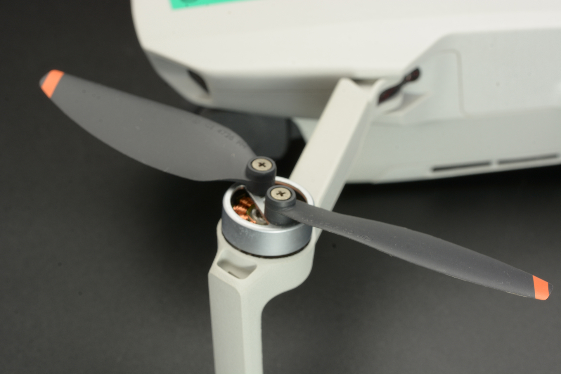 ロペラの直径は約12cm。高速で回転し、ドローンを浮き上がらせる。最高速度は57.6 km/h