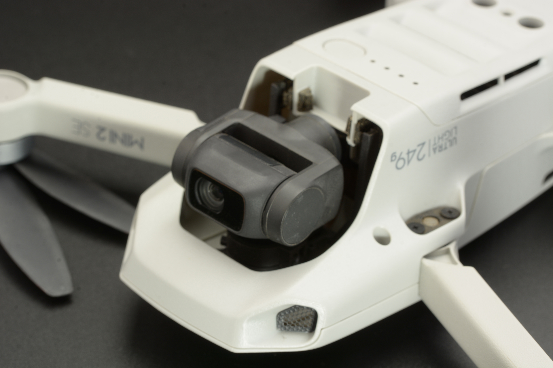 機体を裏返し、カメラ部をアップに。機体の振動はカメラのアーム部分（ジンバル）で吸収され、安定した映像が楽しめる