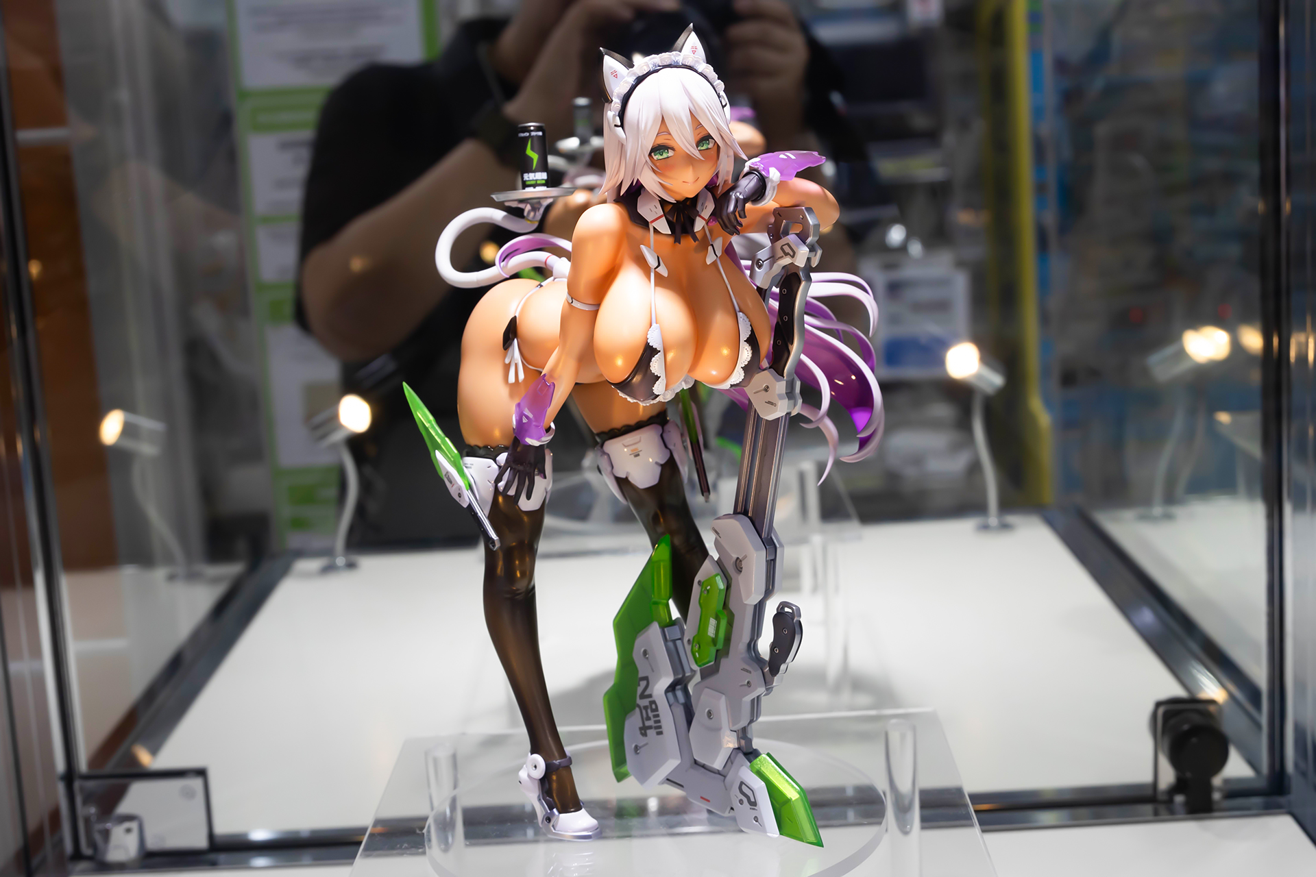 フィギュアの素材はPVCとABSで、全高は約240mmだ