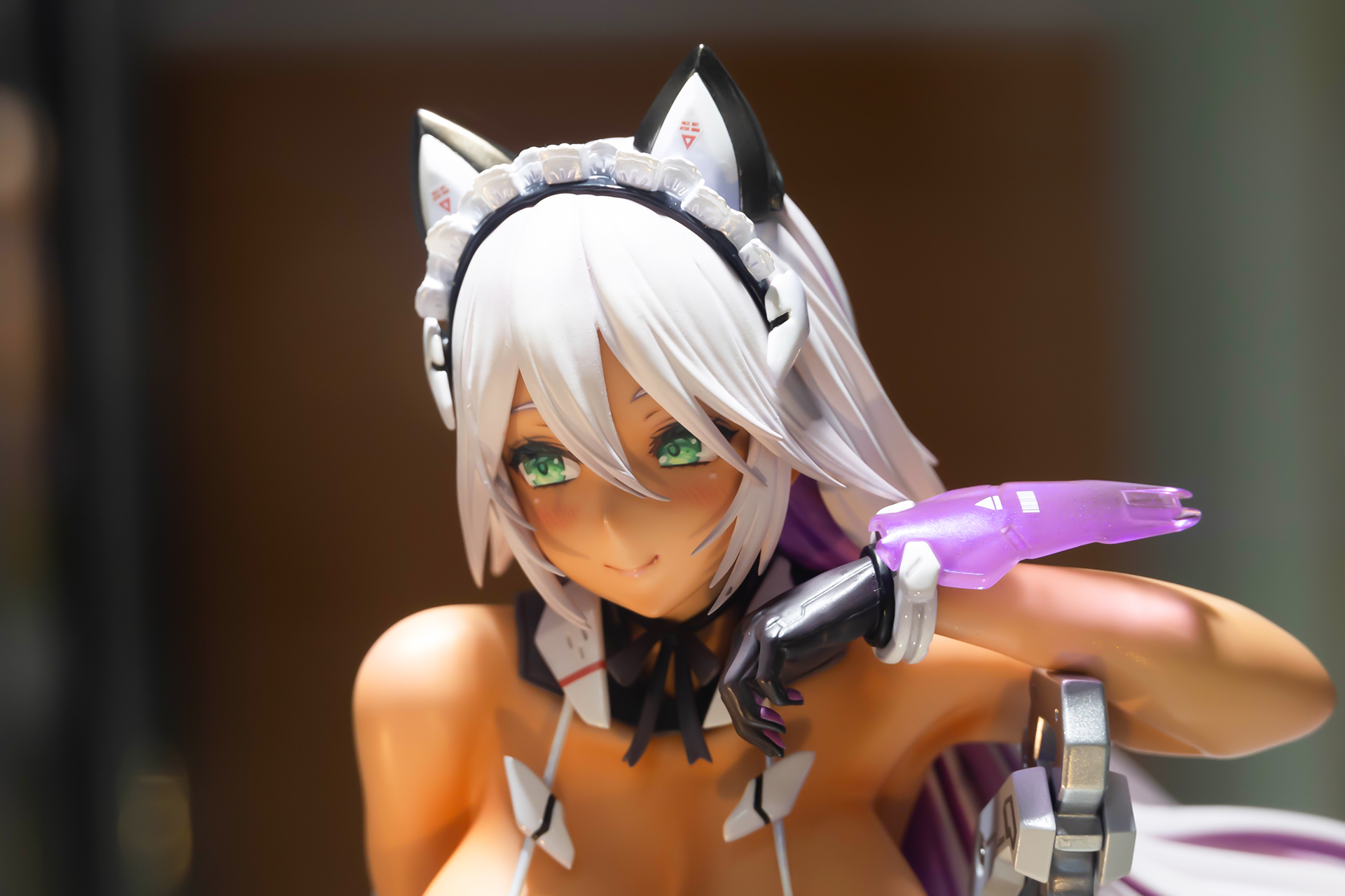 手のアクセサリーなど、パーツ類にはメカっぽいデザインが施されている