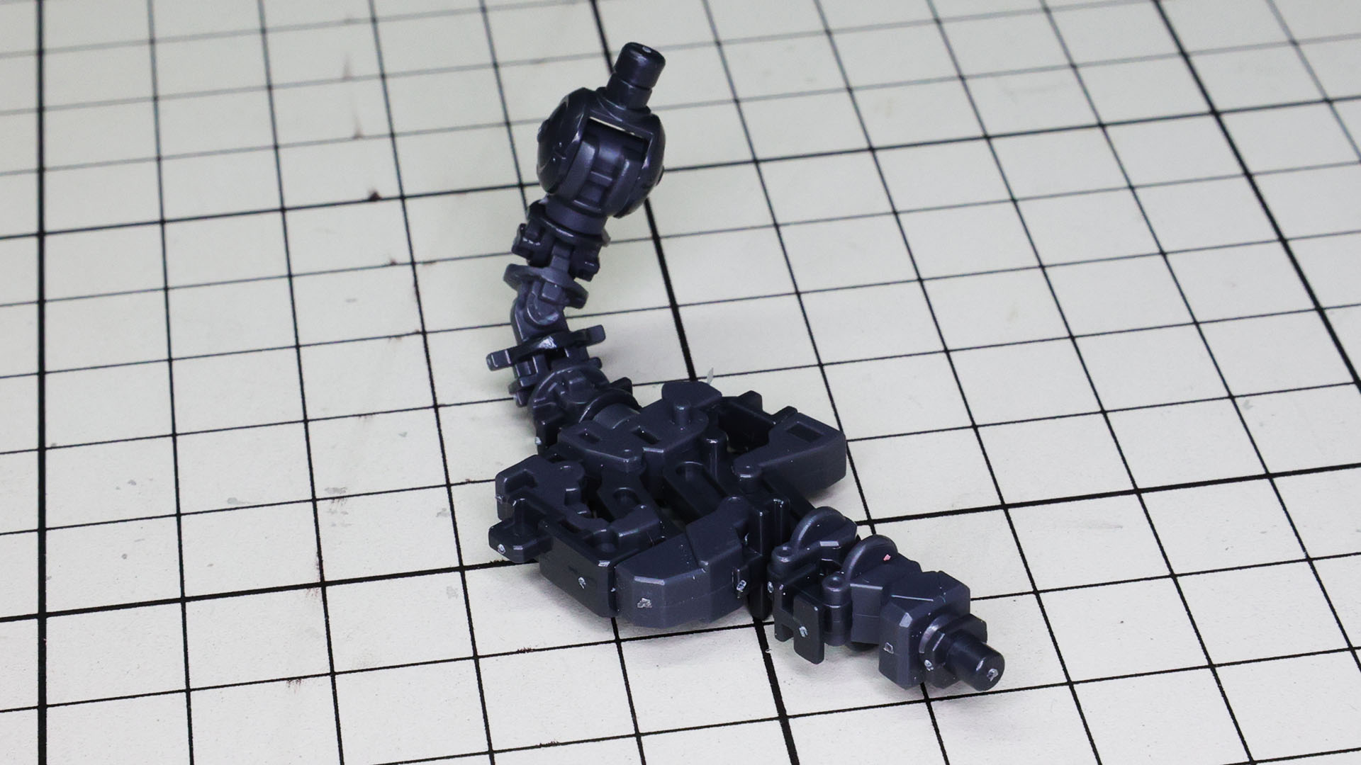 多関節となるアドヴァンスドMSジョイントはランナーから切り出したらゆっくりじんわりと慣らし可動させておきます