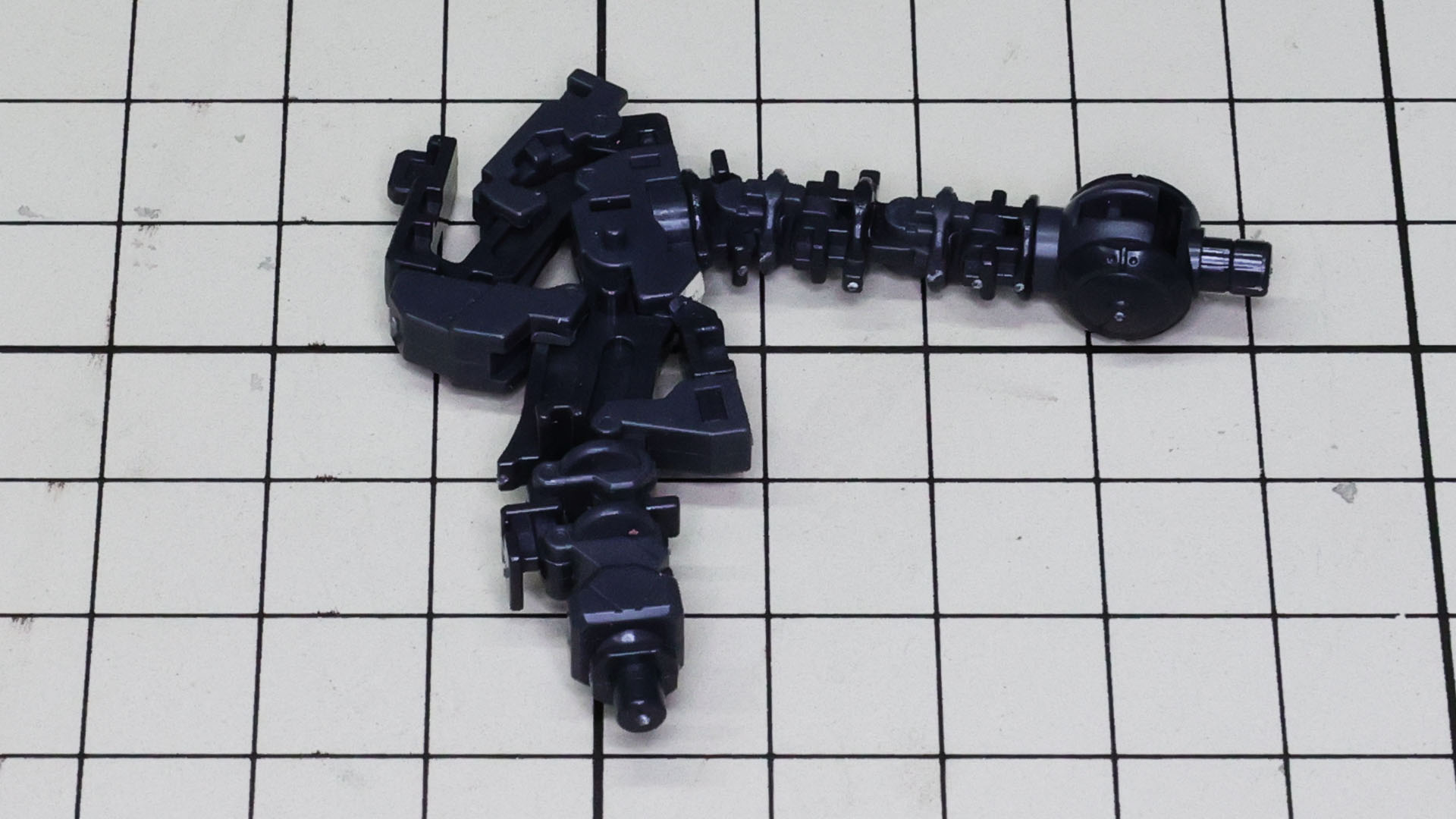 膝関節にあたる部分は連動可動させられます。ここも可動範囲を確認しておきます。しかしながらこのメカフレームの構造には驚かされますね！