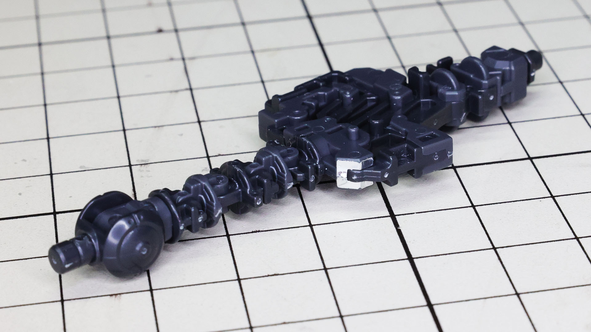 膝関節裏にはシールを貼りこんで異素材感が演出できます