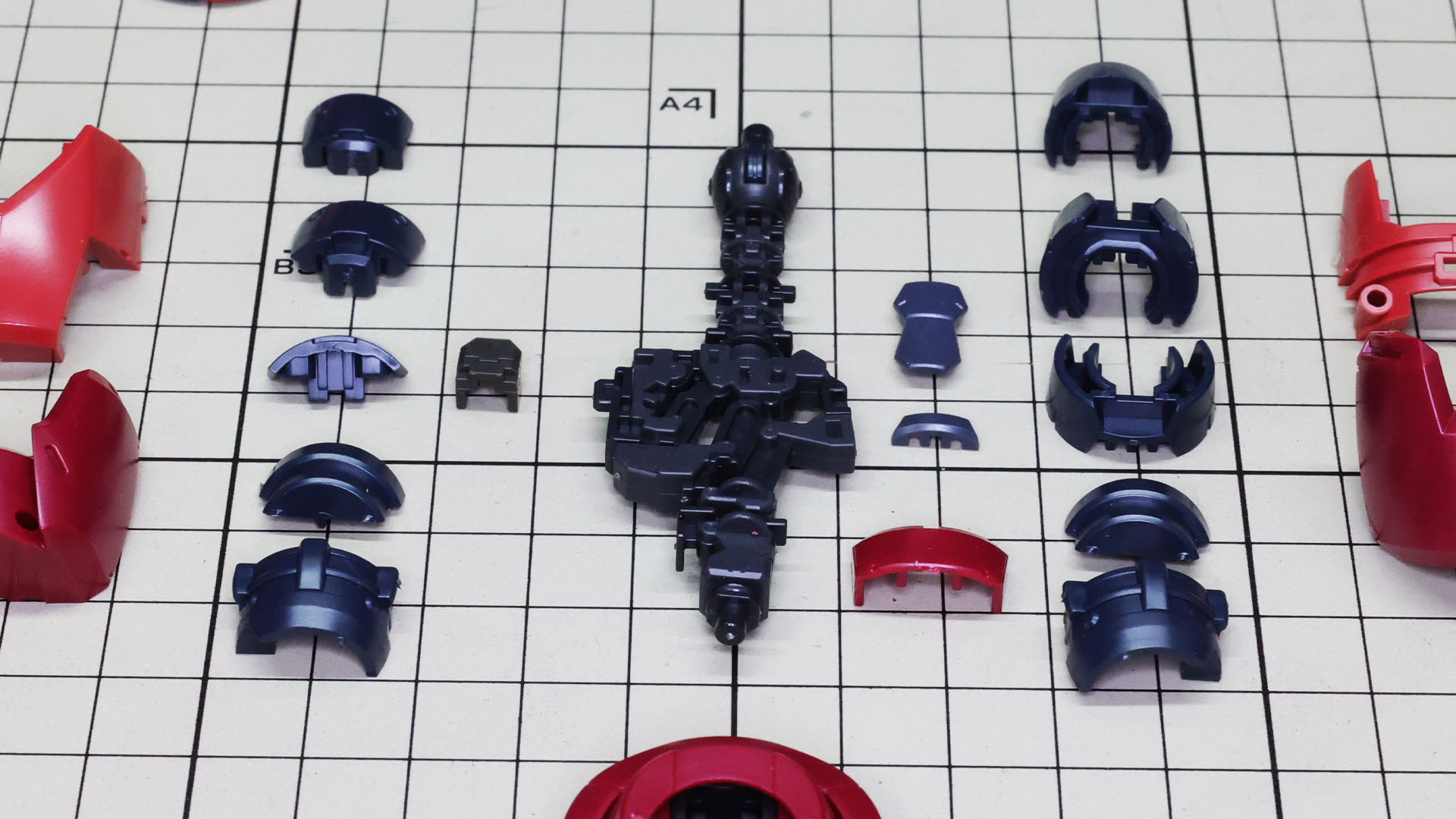 大腿部装甲を組み付けていきます