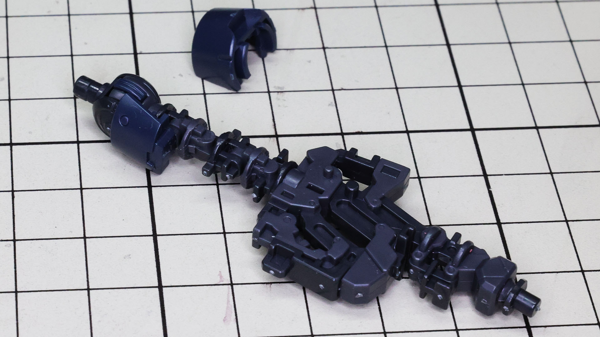 現時点ではまだランナーにある股関節パーツを使って脚側の股関節を曲げておきます