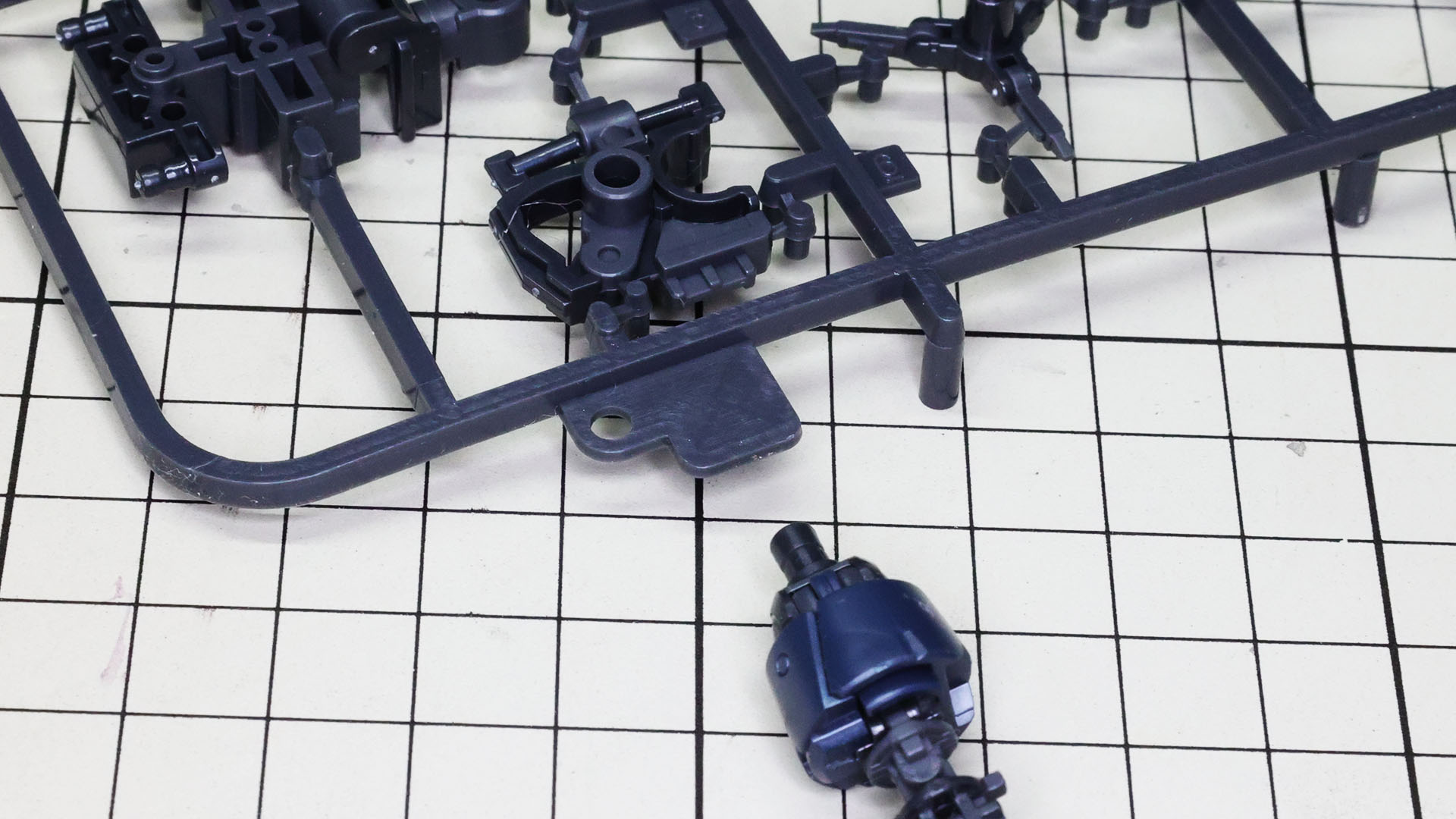 現時点ではまだランナーにある股関節パーツを使って脚側の股関節を曲げておきます