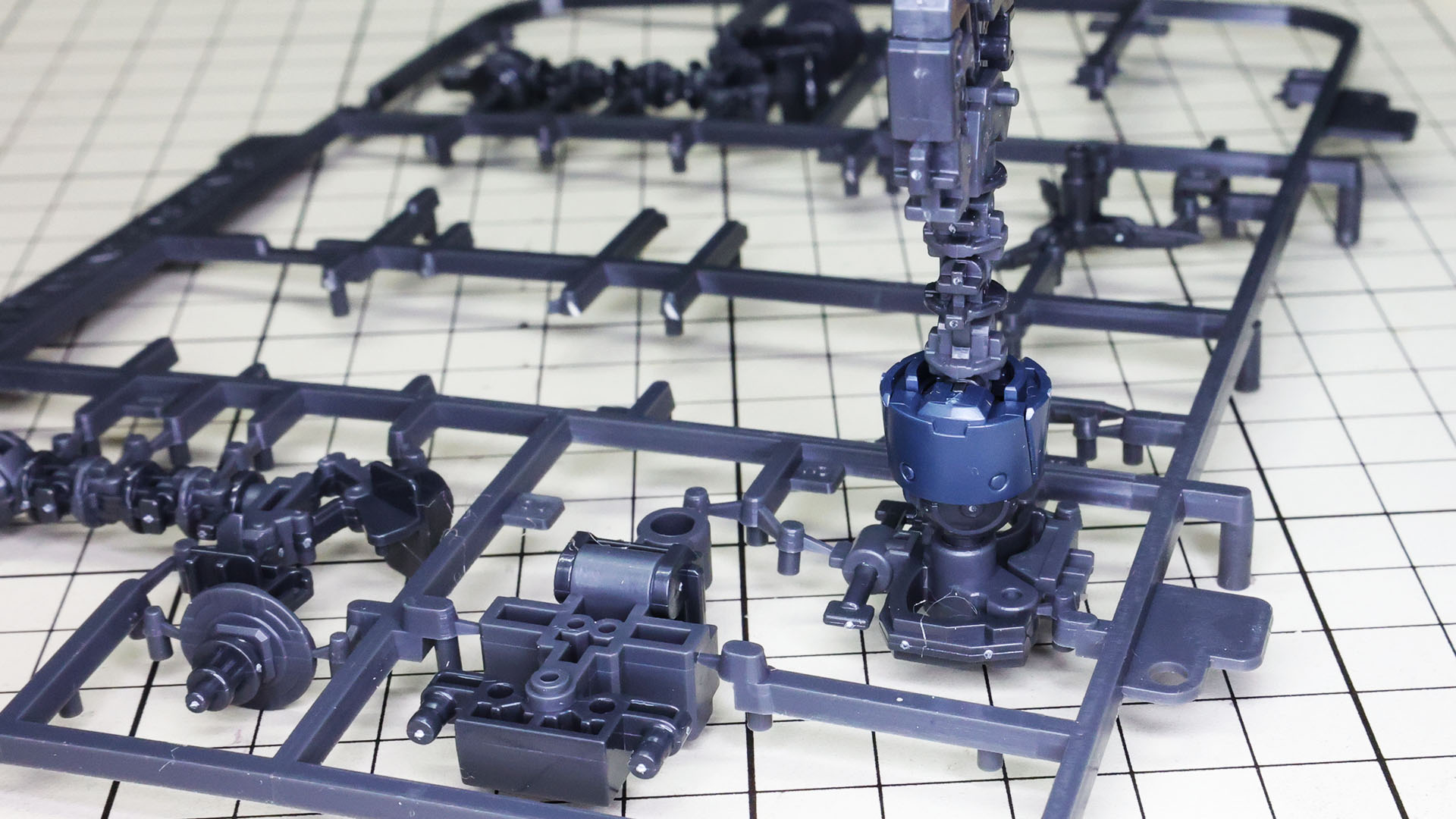 脚部を股関節に接続して……