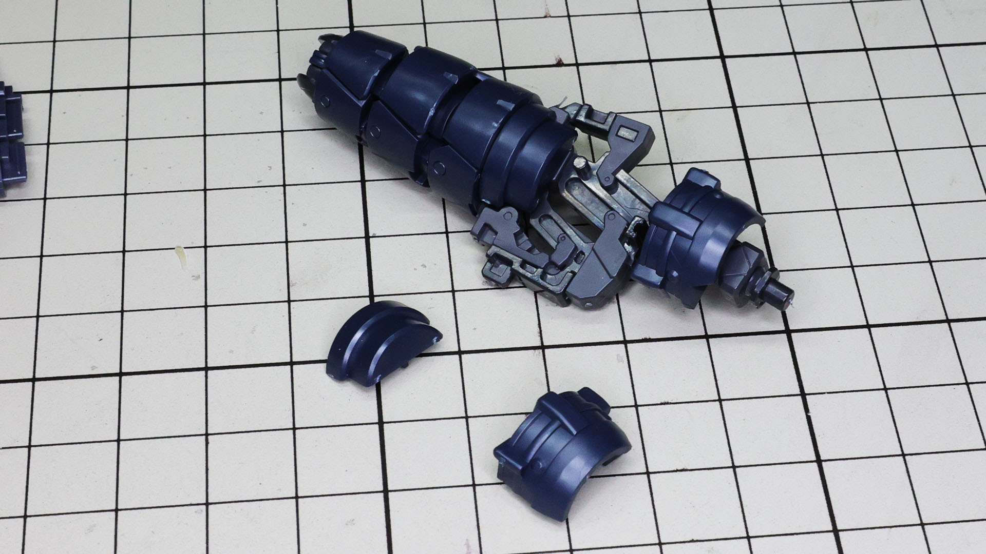 脛下装甲を2色の赤いパーツを組み合わせてフレームに接続します